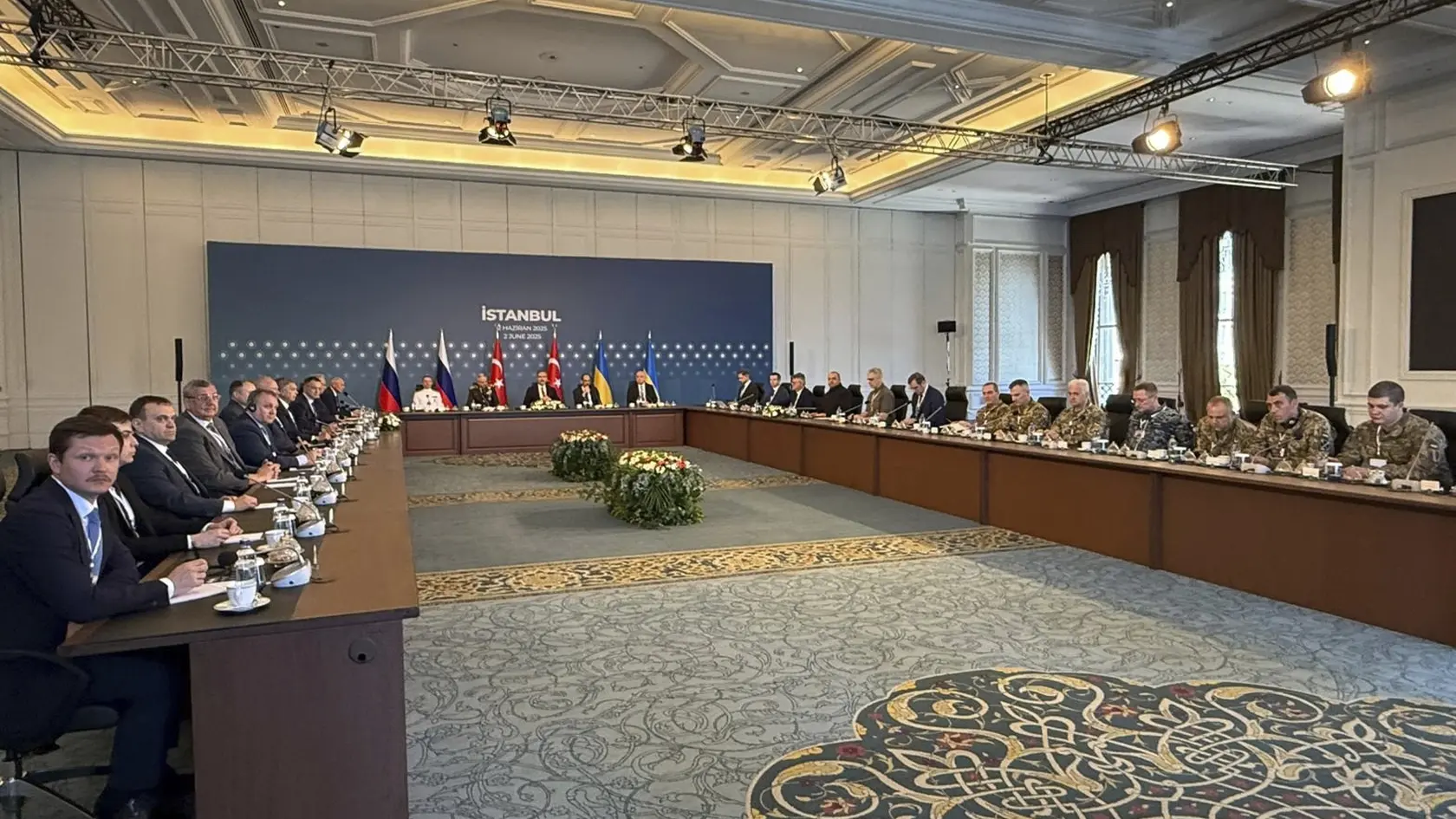 Členovia ruskej a ukrajinskej delegácie v paláci Ciragan, kde sa konajú mierové rokovania medzi Ukrajinou a Ruskom v Istanbule v pondelok 2. júna 2025.