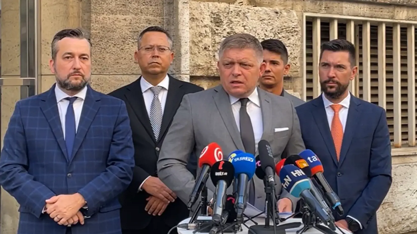 NAŽIVO Brífing Smeru: ODVÁŽNE SLOVÁ Ficovcov o fašistických METÓDACH vyšetrovateľov NAKA