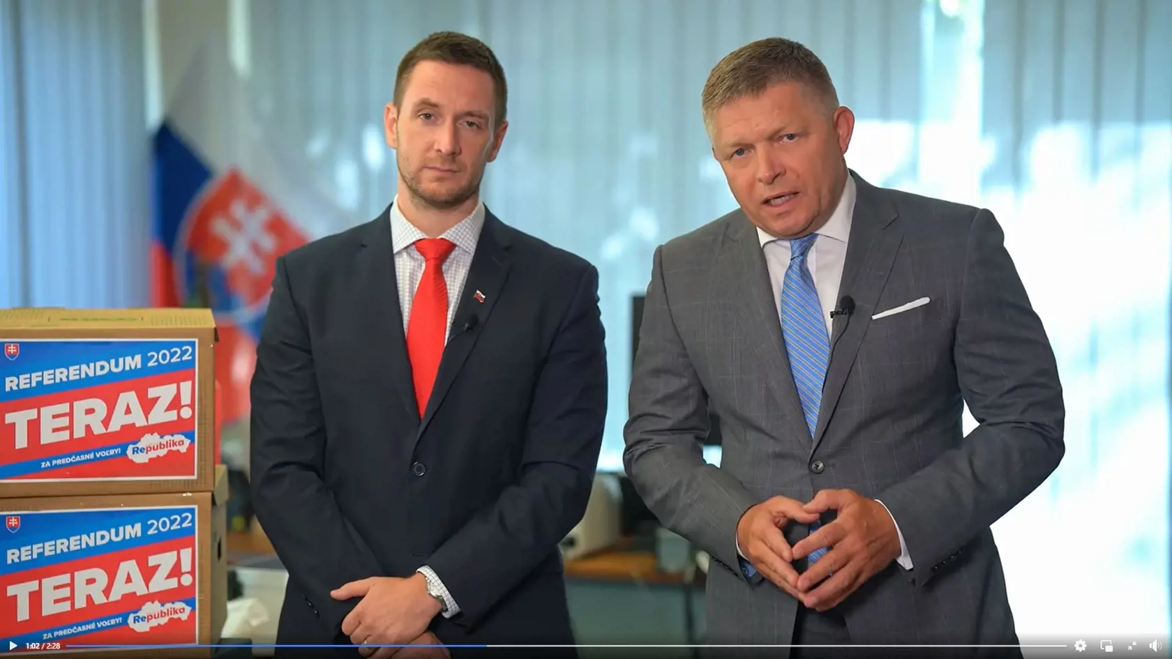 Spolupráca: Smeru pomáhalo zbierať podpisy za referendum o predčasných voľbách aj mimoparlamentné hnutie Republika. Šéfovia strán Robert Fico a Milan Uhrík si preto na znak úspešnej spolupráce podali vo videu ruky. Všimnite si zladené kravaty s referendovými škatuľmi aj ich rovnaké založenie rúk.