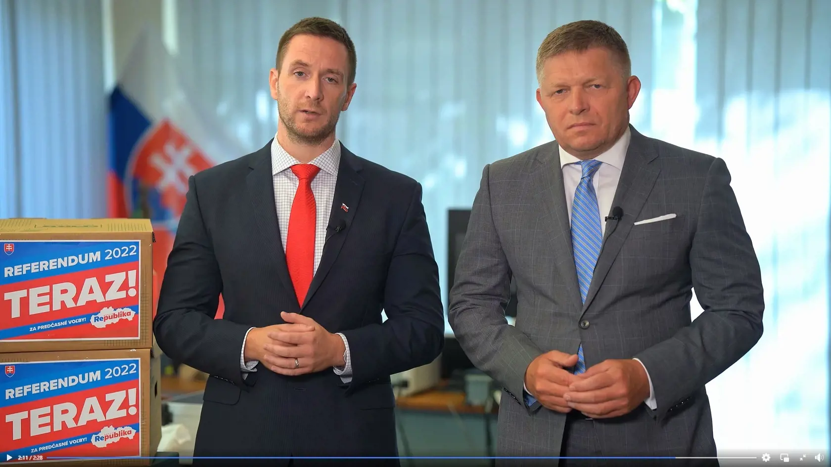 Spolupráca: Smeru pomáhalo zbierať podpisy za referendum o predčasných voľbách aj mimoparlamentné hnutie Republika. Šéfovia strán Robert Fico a Milan Uhrík si preto na znak úspešnej spolupráce podali vo videu ruky. Všimnite si zladené kravaty s referendovými škatuľmi aj ich rovnaké založenie rúk.