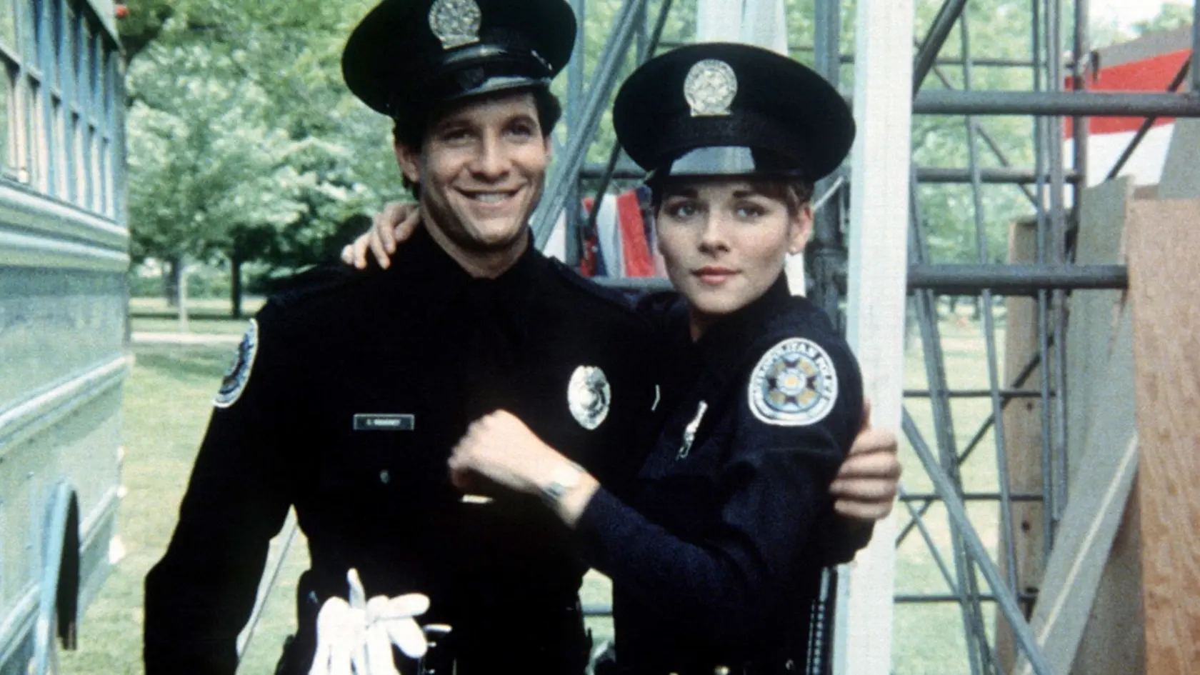 Herec Steve Guttenberg, ktorý sa medzi fanúšikmi preslávil aj vďaka úlohe poručíka Mahoneyho v legendárnom seriáli Policajná akadémia, prežíva náročné chvíle v súkromnom živote. Po šiestich rokoch manželstva sa rozvádza.