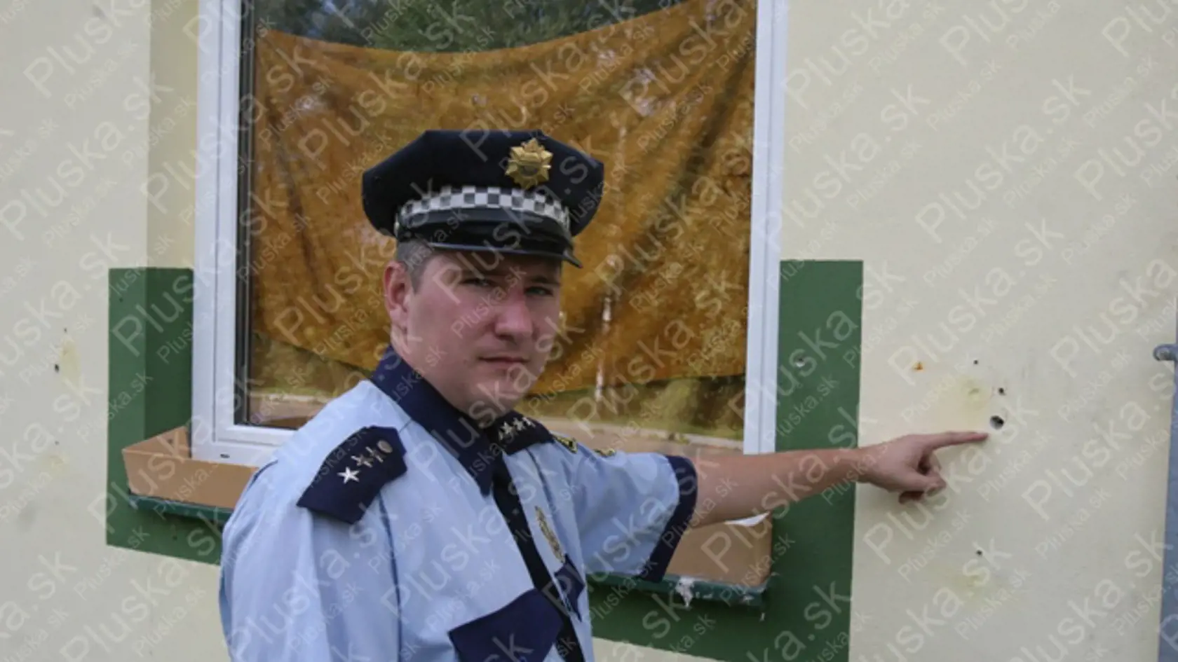 PAVOL ŠMELKO: Mestský policajt ukazuje diery po výstreloch.