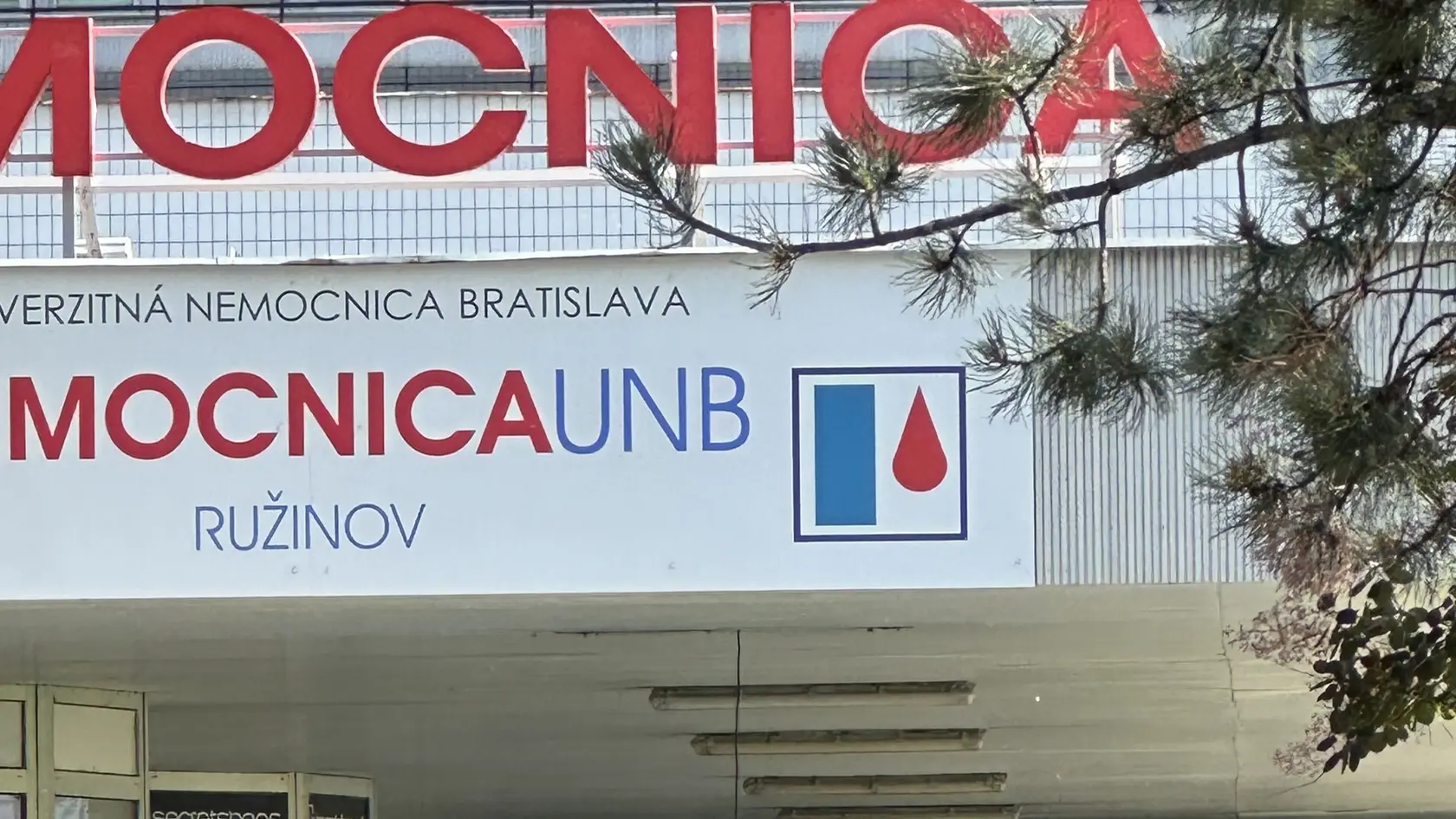 Pred nemocnicou Ružinov viselo svetlo.