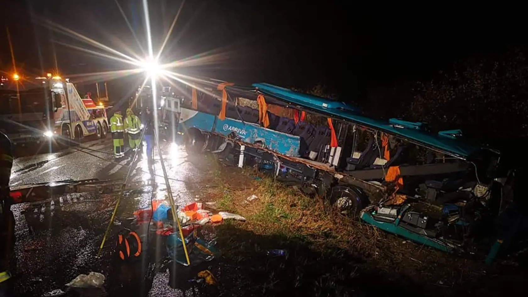Autobus už opäť stojí na kolesách.