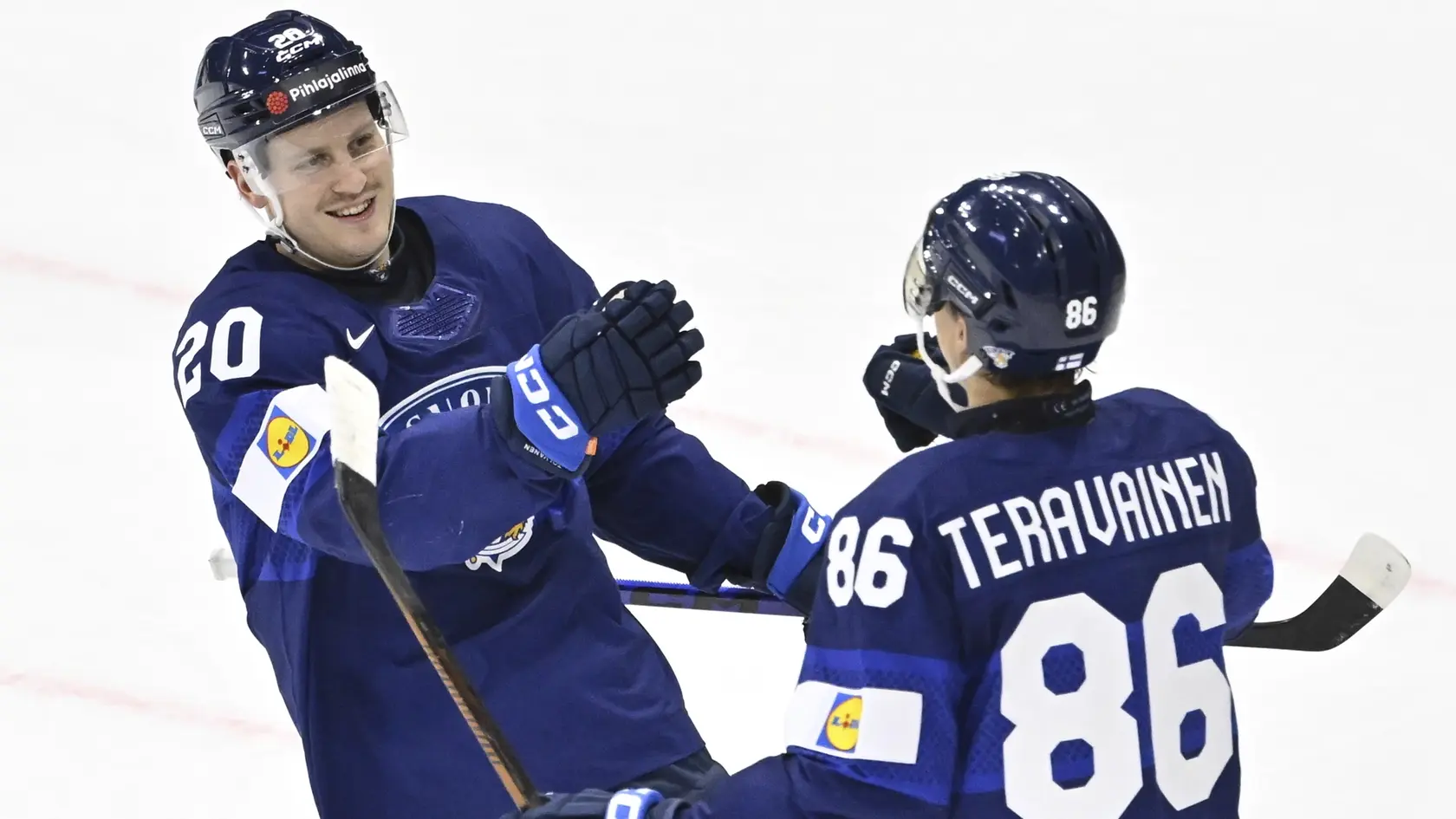 Fínsky hráč Eeli Tolvanen (vľavo) oslavuje po tom, ako strelil siedmy gól v zápase A-skupiny Fínsko - Slovinsko na MS 2025 v hokeji vo švédskom Štokholme 15. mája 2025.