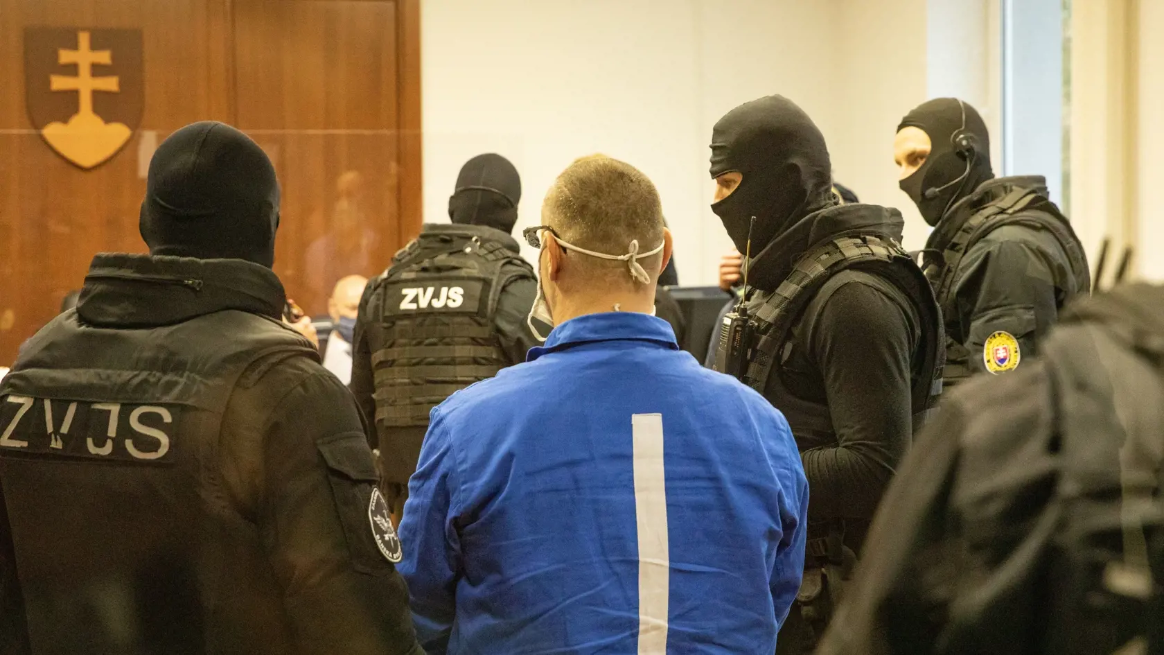 Na snímke je Špecializovaný trestný súd v Pezinku kde pokračuje pojednávanie v prípade objednávky viacerých vrážd u gangu Sátorovcov, ktoré si mal objednať starosta Dolného Chotára František Dora.