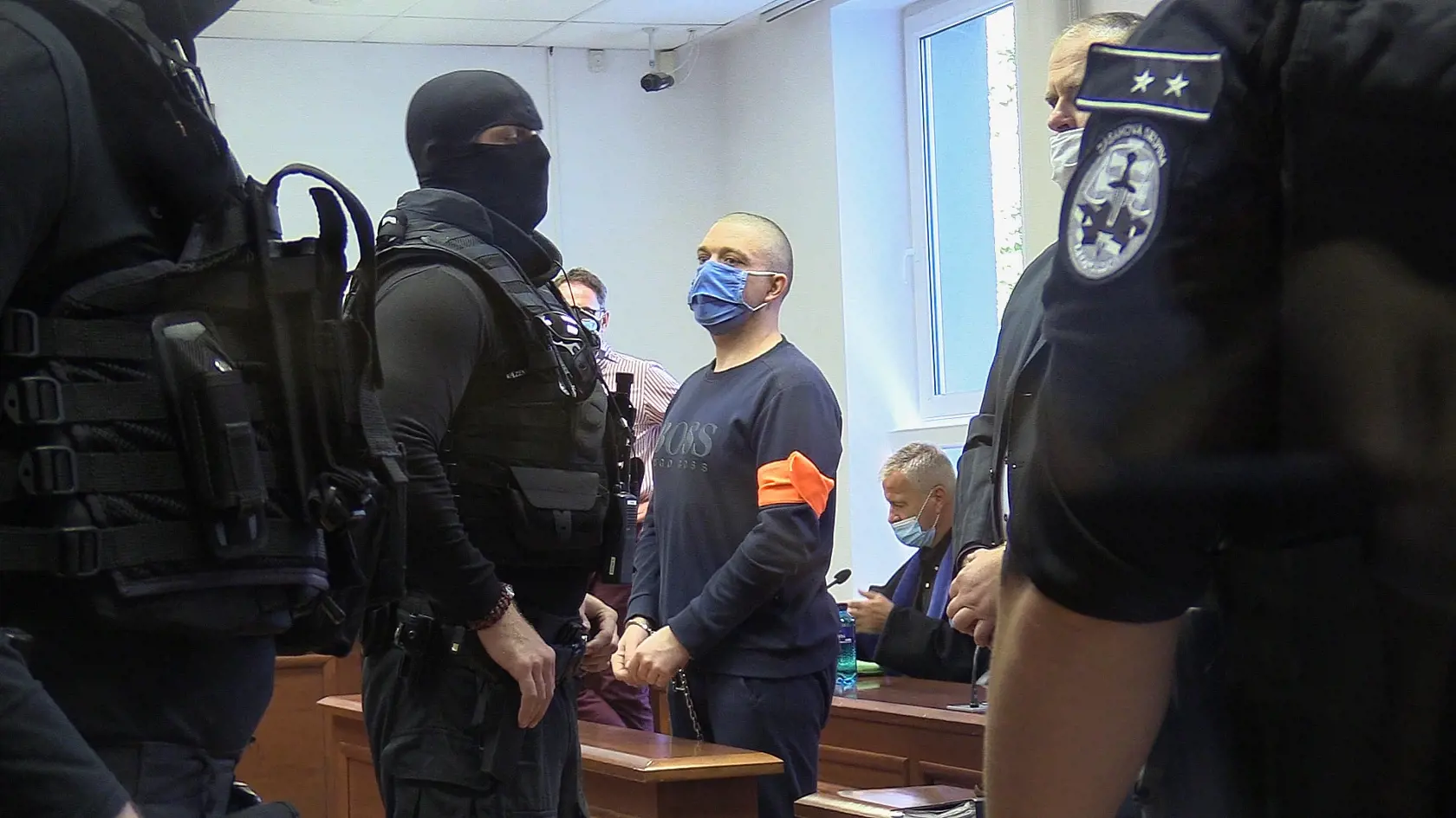 Pred senátom Špecializovaného trestného súdu (ŠTS) v Pezinku pokračuje pojednávanie v prípade viacerých vrážd u mafiánskeho gangu Sátorovcov výpoveďou jedného z členov Juraja Bugára.