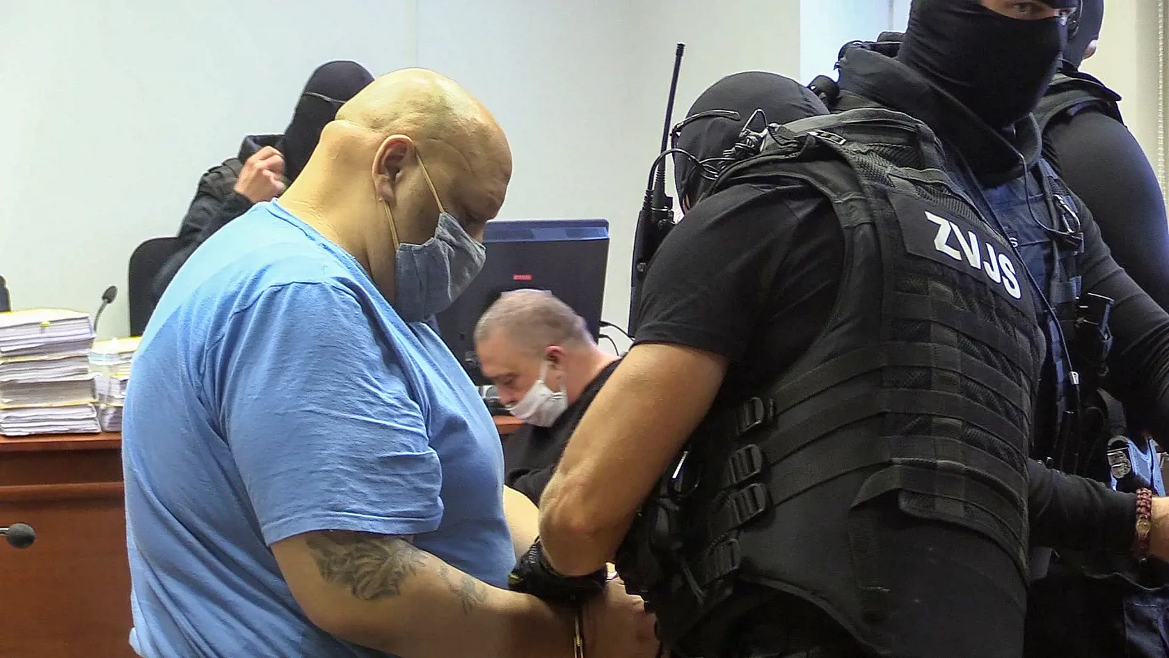 Pred senátom Špecializovaného trestného súdu (ŠTS) v Pezinku pokračuje pojednávanie v prípade viacerých vrážd u mafiánskeho gangu Sátorovcov výpoveďou jedného z členov Juraja Bugára.