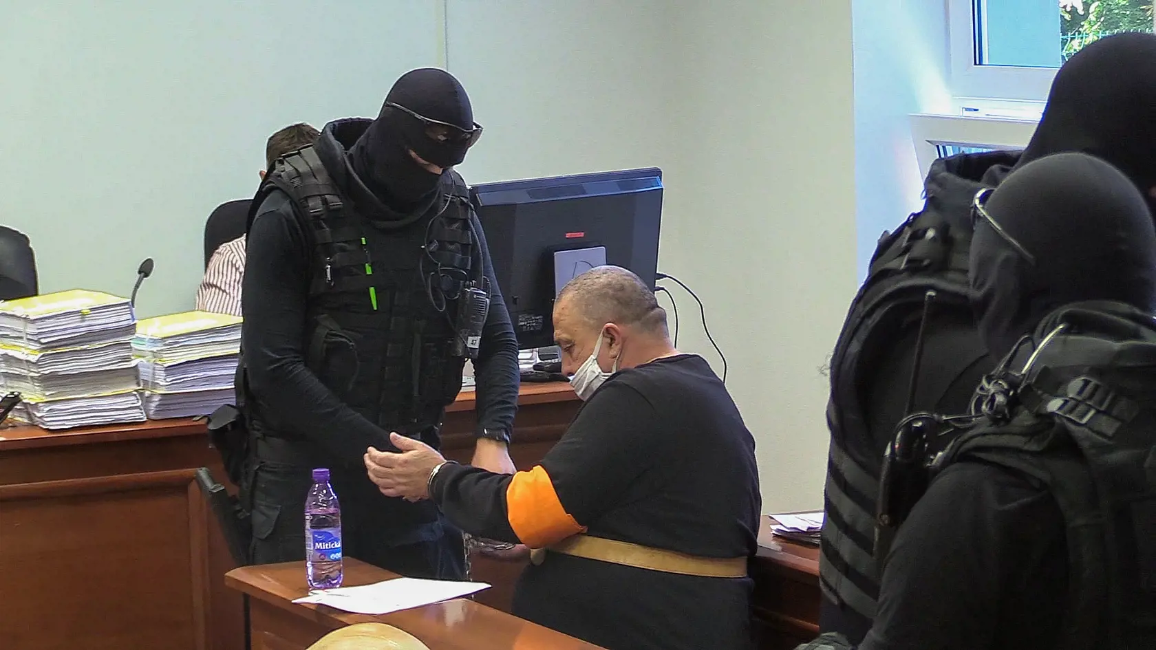 Pred senátom Špecializovaného trestného súdu (ŠTS) v Pezinku pokračuje pojednávanie v prípade viacerých vrážd u mafiánskeho gangu Sátorovcov výpoveďou jedného z členov Juraja Bugára.