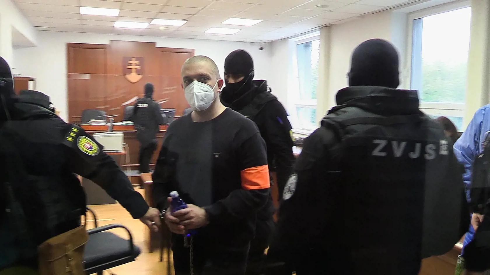 Výpoveďou troch svedkov a následne aj jedného znalca pokračovalo v pondelok pred senátom Špecializovaného trestného súdu (ŠTS) v Pezinku pojednávanie so starostom Dolného Chotára Františkom Dorom a spol., ktorí čelia obžalobe z viacerých vrážd a inej trestnej činnosti.
