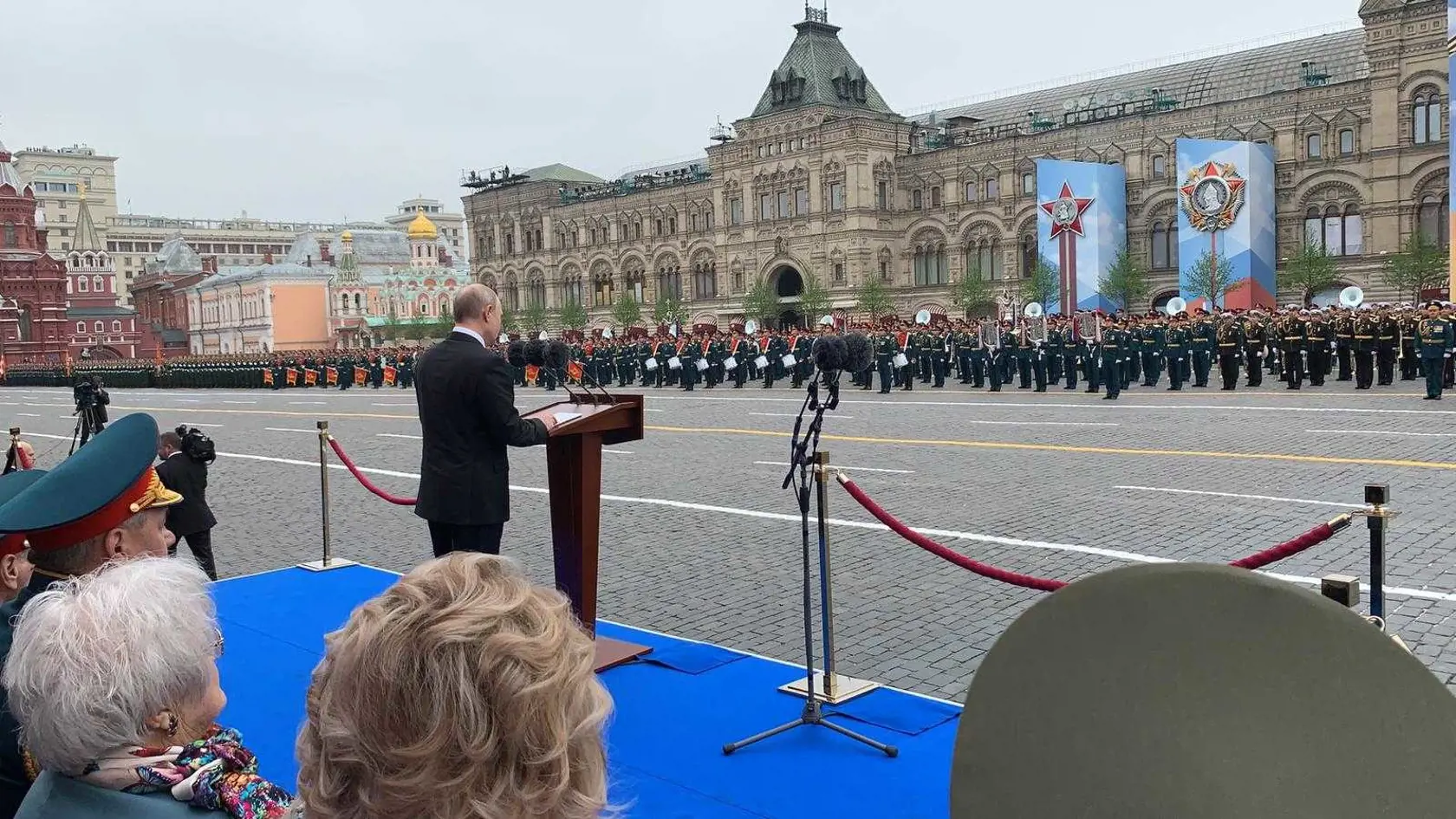 Putin vytupuje na Červenom námestí počas Dankovej návštevy Ruska.