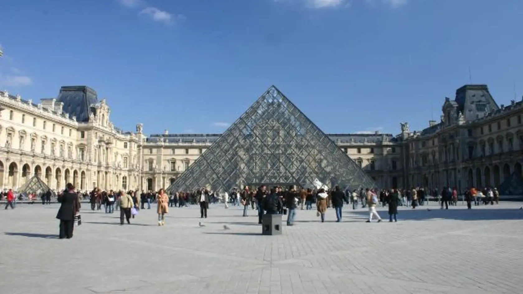 Louvre navštívi ročne
takmer 10 miliónov ľudí.
