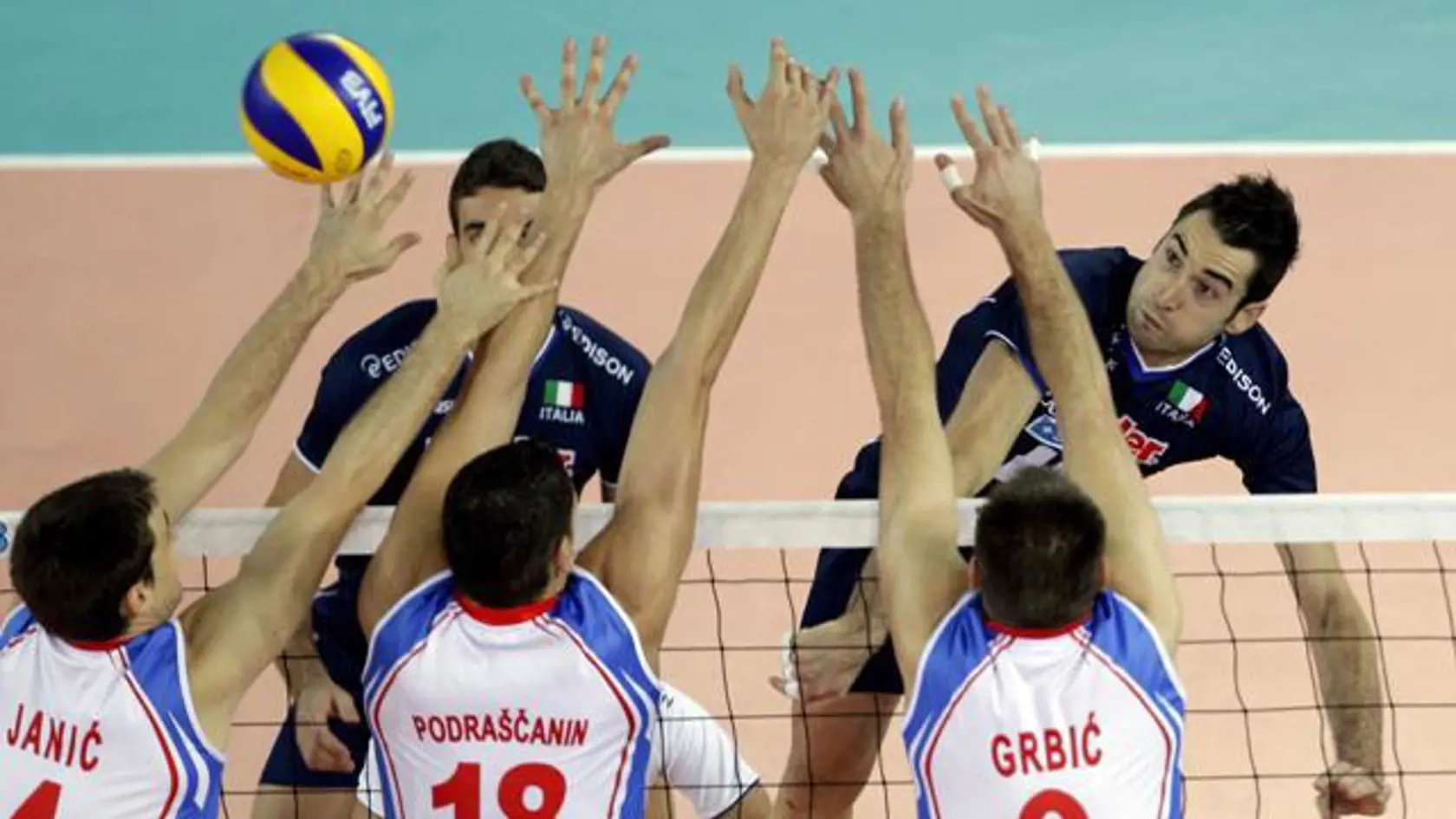 Taliansky volejbalista Cristian Savan (vpravo) smečuje cez srbský trojblok počas zápasu o trtie miesto na majstrovstvách sveta vo volejbale mužov v Ríme.