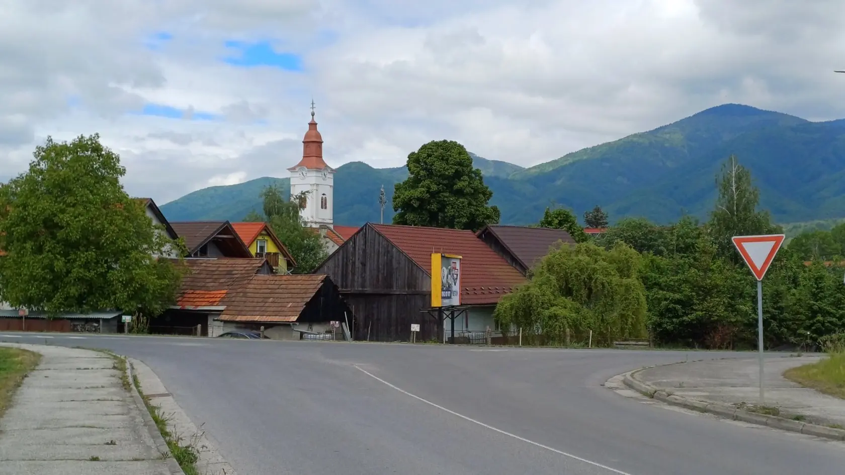 Obec Sučany, obyvatelia tu zažívajú prechádzky medveďov okolo dediny každý rok.