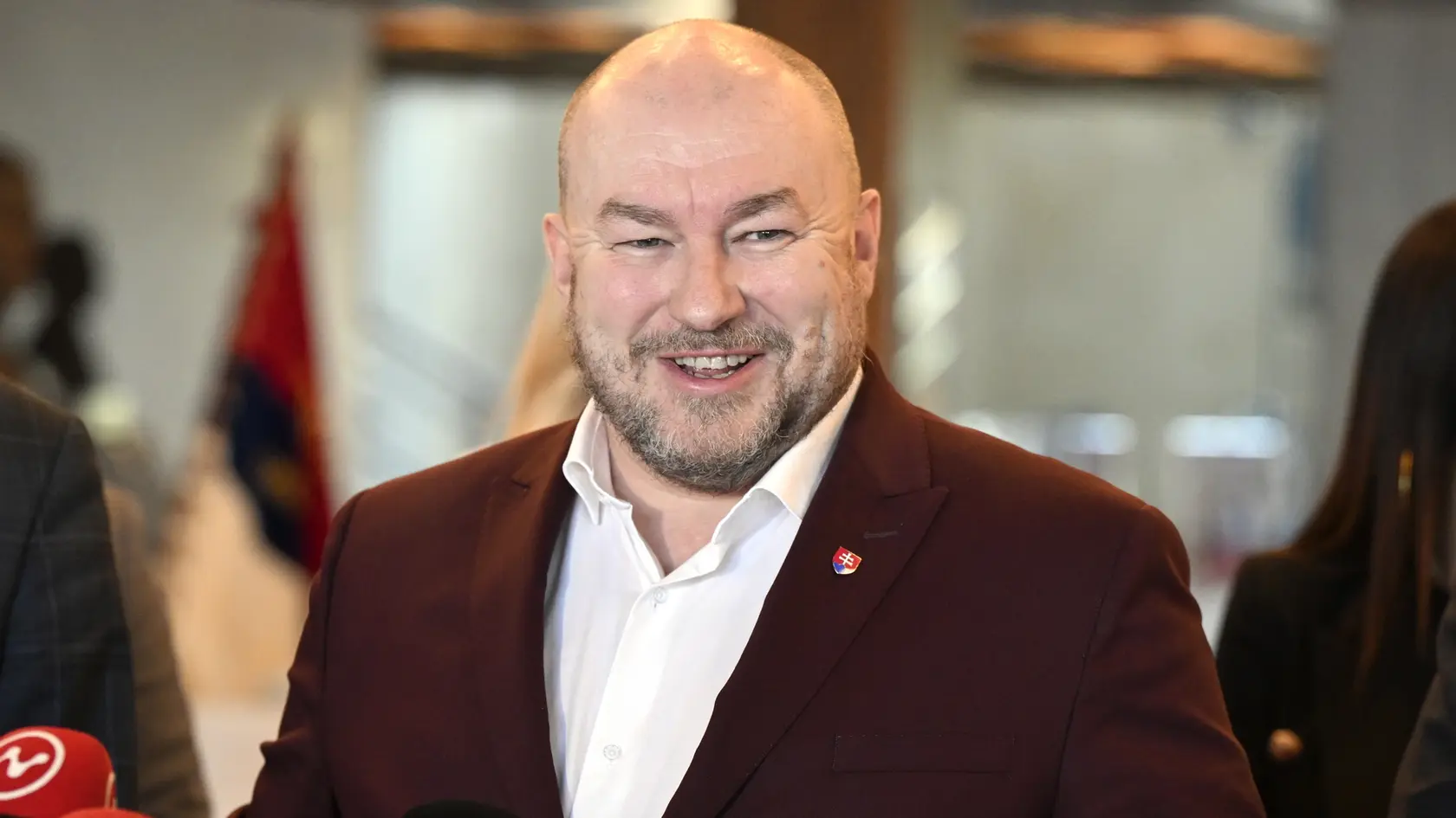 Na snímke minister cestovného ruchu a športu Rudolf Huliak (nezávislý) sa usmieva.