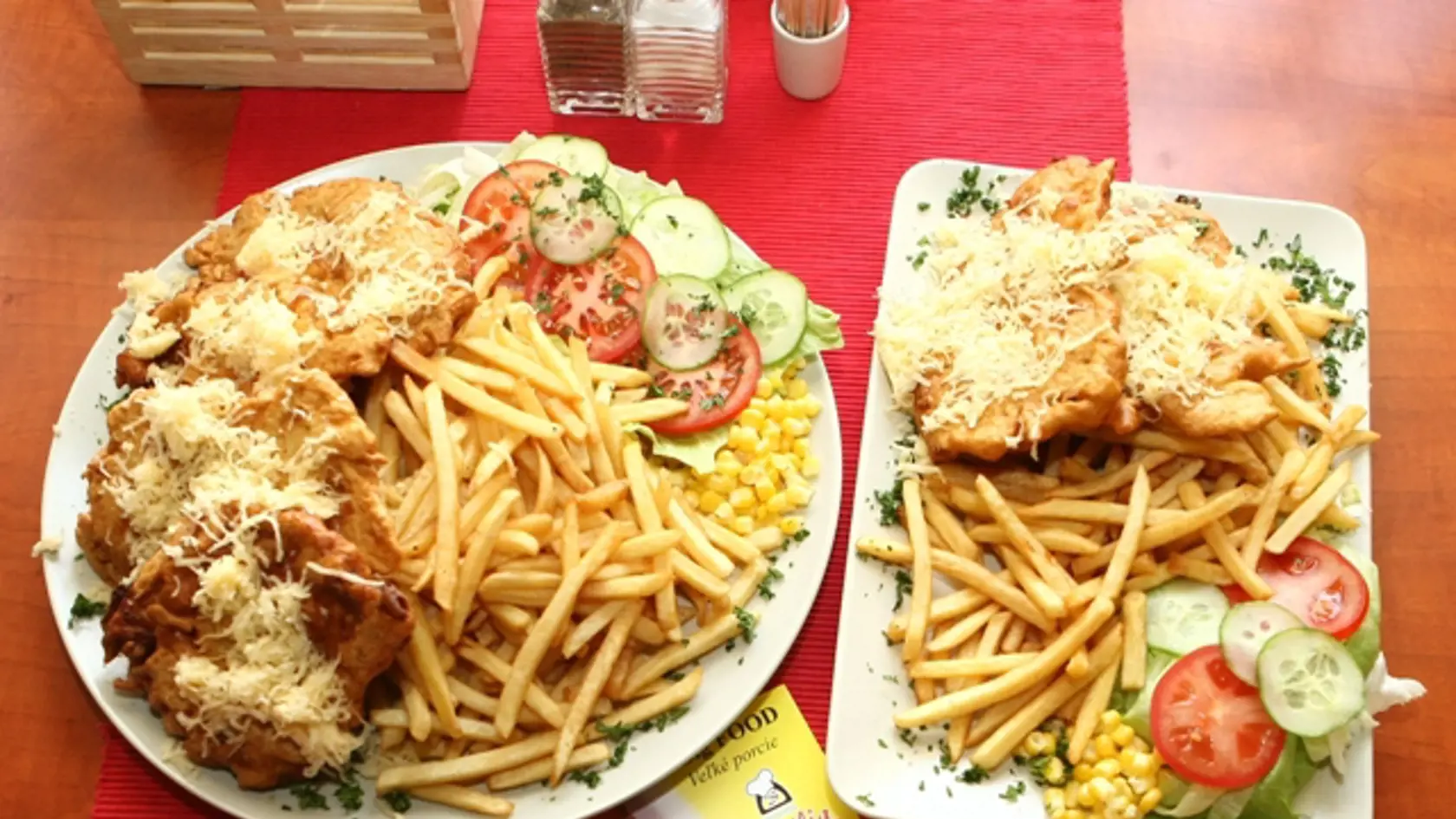Černohor s hranolčekmi
pizzeria Sicília, Jasovská, Petržalka
200 + 170 g 5,80 eura
400 + 340 g 9 eur - Megaporcia: Klasické menu
s porciou 400 gramov mäsa a kopcom
hranolčekov je neporovnateľné.