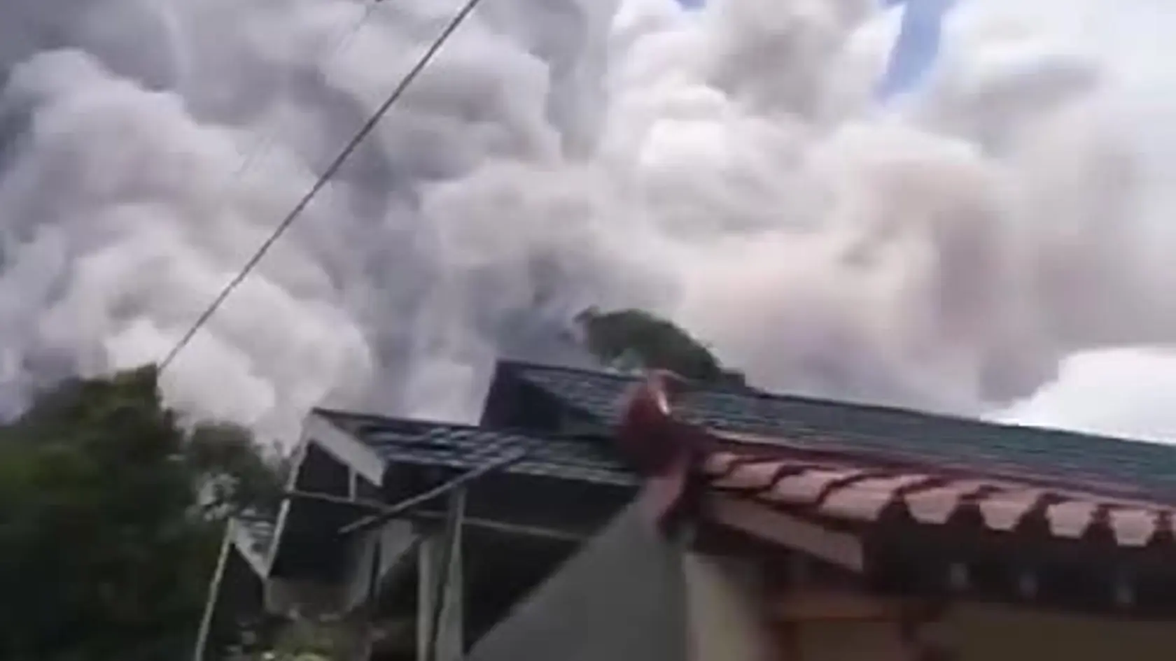 Indonézska sopka Merapi na ostrove Jáva v nedeľu vybuchla a vychrlila do ovzdušia plyny a lávu. Okrem nej sa cez víkend prebudilo ešte niekoľko ďalších sopiek, indonézske úrady preto boli nútené evakuovať tisíce ľudí. TASR o tom informuje na základe správy agentúry AP.