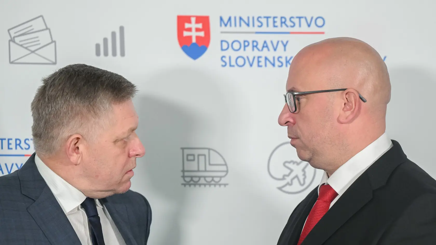 Na snímke vľavo predseda vlády SR Robert Fico (Smer-SD) a vpravo minister dopravy SR Jozef Ráž ml. (nominant Smer-SD) počas tlačovej konferencie na tému "Pekné, kvalitné a cenovo dostupné bývanie" 22. novembra 2024 v Bratislave.