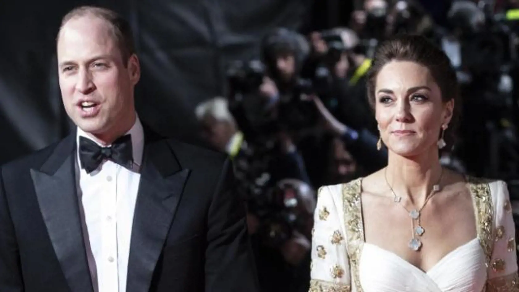 Kate Middleton v róbe Alexandra McQueena, princ William, BAFTA