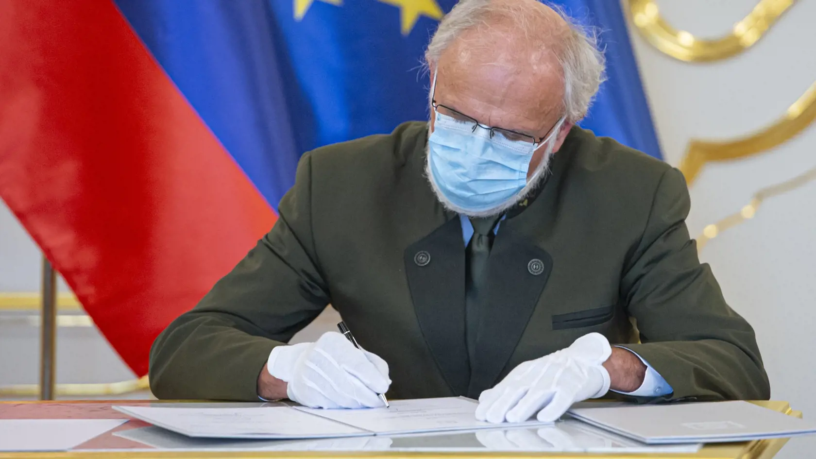 Na snímke minister pôdohospodárstva SR Ján Mičovský (OĽaNO) podpisuje menovací dekrét v Prezidentskom paláci v Bratislave, 21. marca 2020. FOTO TASR - Michal Svítok