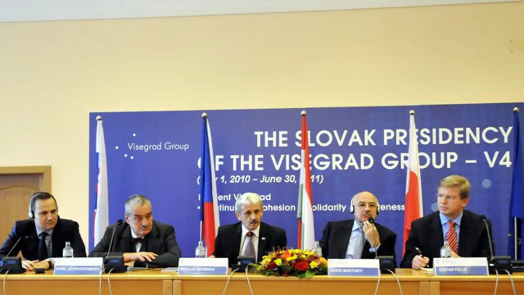 Tlačová konferencia v Kongresovej sále Ministerstva zahraničných vecí SR o priebehu a výsledkoch stretnutia v rámci programu slovenského predsedníctva vo Vyšehradskej skupine (V4). Na snímke ministri zahraničných vecí V4 , zľava, Radoslaw Sikorski (Poľsko ), Karel Schwarzenberg (Česká republika), Mikuláš Dzurinda (Slovensko), János Martonyi ( Maďarsko ) a eurokomisár pre rozširovanie Štefan Füle.
