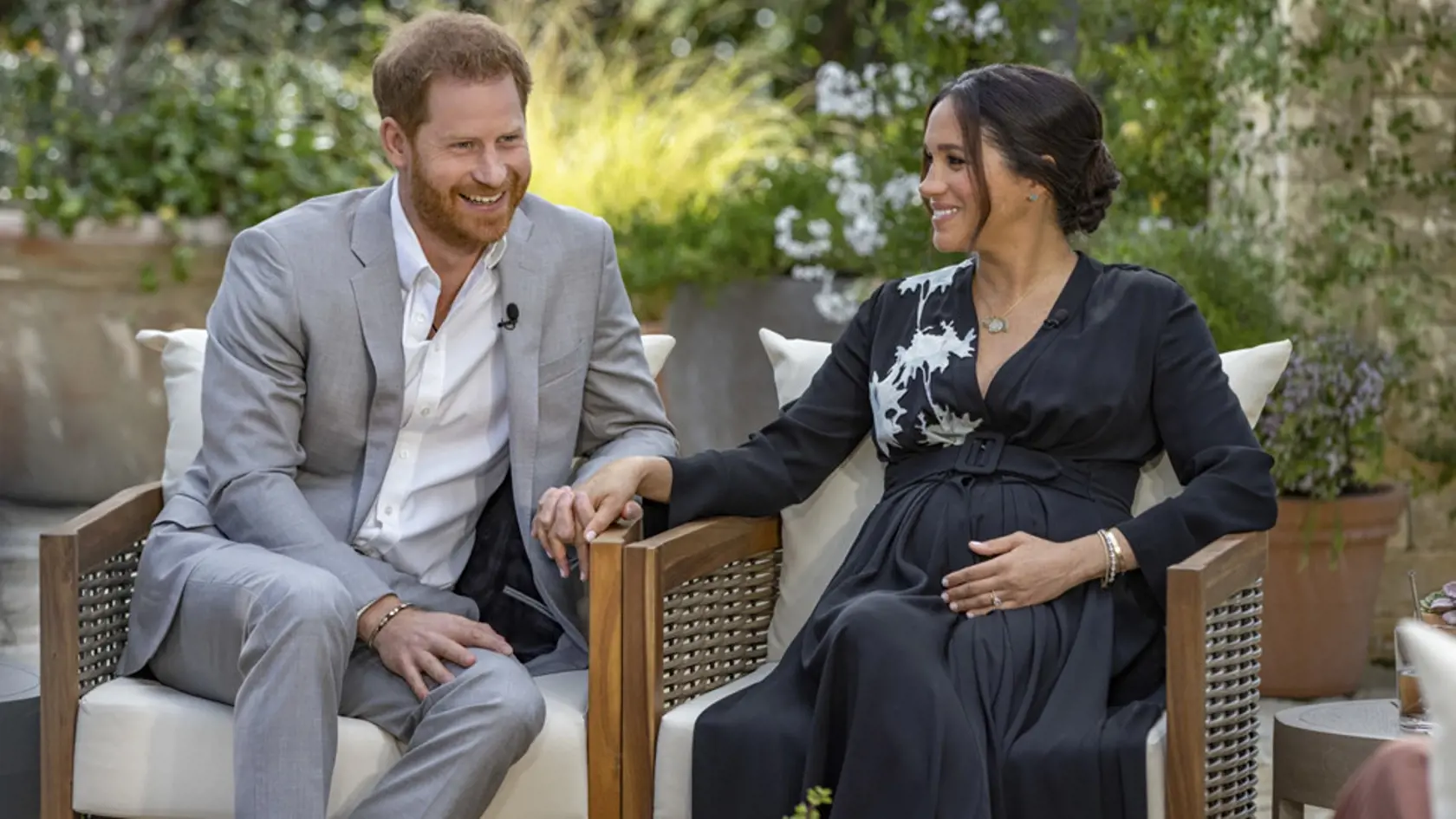 Princ Harry s manželkou Meghan počas prvého explozívneho rozhovoru s moderátorkou Oprah.