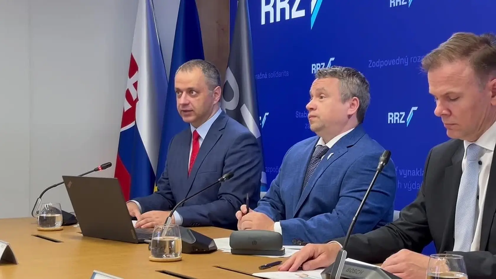 Ukazovateľ dlhodobej udržateľnosti dosiahol úroveň 4,1 % hrubého domáceho produktu (HDP), teda 5,7 mld. eur. Po prijatí viacerých opatrení došlo v porovnaní s rokom 2023 k viditeľnému pokroku a po dvoch rokoch sme sa vrátili do pásma stredného rizika, konštatovala rada, ktorá správu vypracovala.