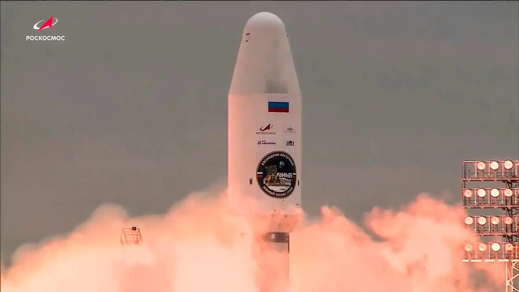 Na snímke ruská raketa Sojuz štartuje svoju lunárnu misiu na južný pól Mesiaca z kozmodrómu Vostočnyj na východe Ruska 11. augusta 2023.