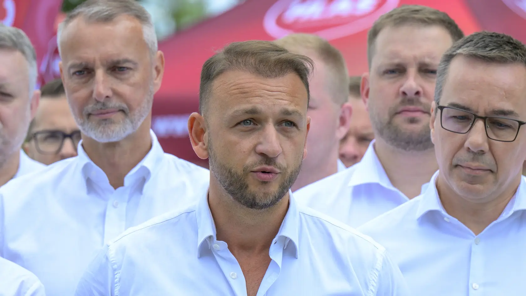 Na snímke uprostred minister vnútra SR Matúš Šutaj Eštok (Hlas-SD) počas tlačovej konferencie vládnych predstaviteľov zo strany Hlas-SD.