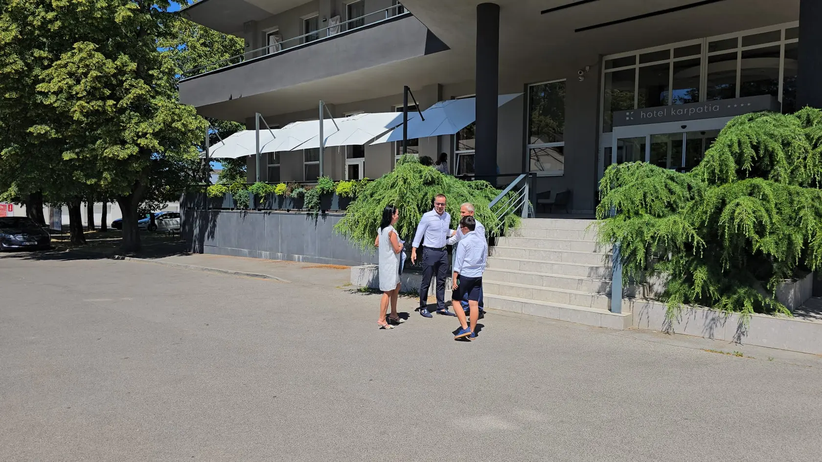 Minister práce, sociálnych vecí a rodiny nedávno oslávil svoje okrúhle narodeniny. Oslavy mal dve, prvú v Bratislave a druhú  v jeho rodnom Humennom, kde sa ho našej redakcii podarilo aj nafotiť.