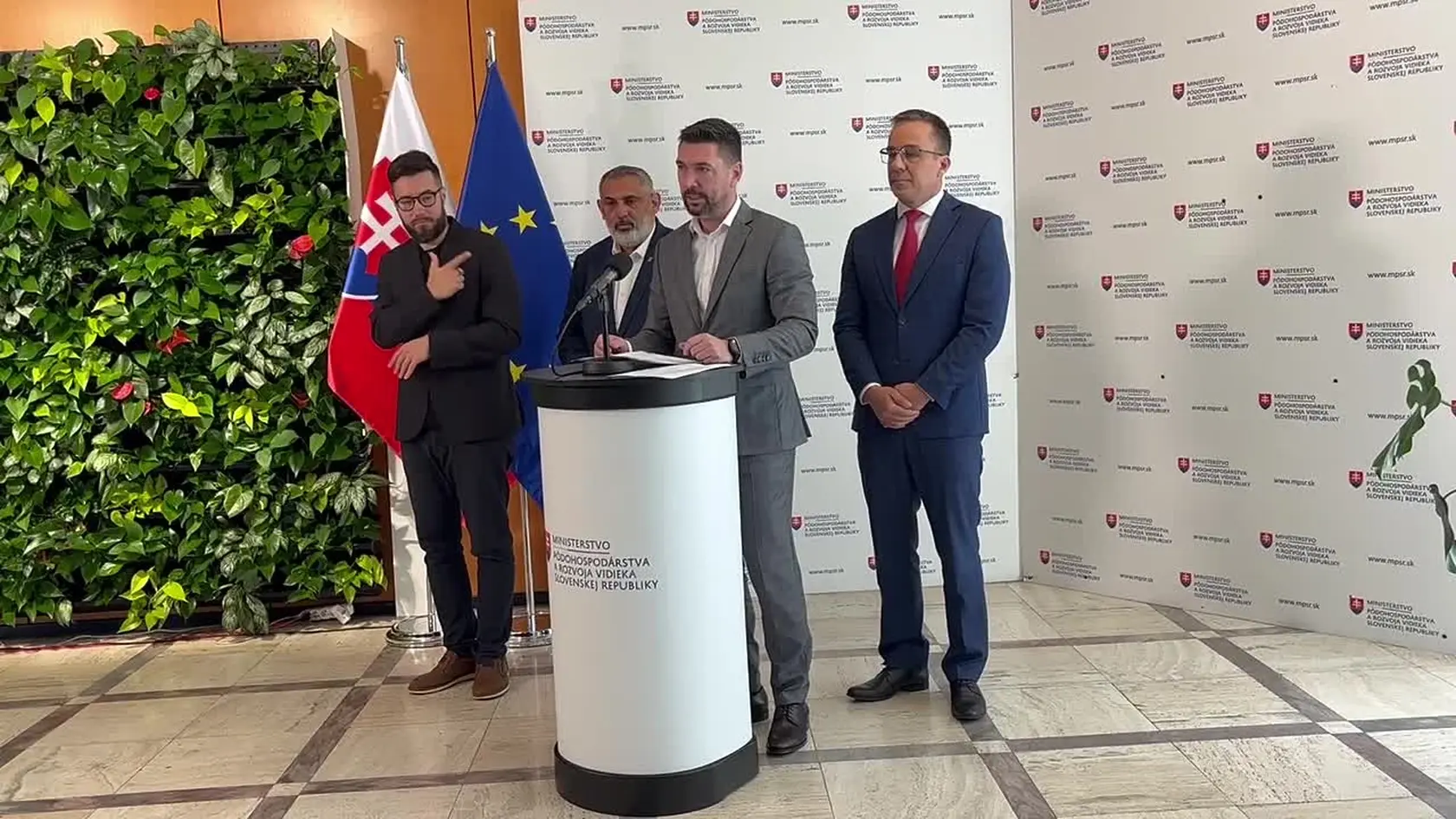 Zákon „Práca namiesto dávok“, podpísal prezident. Naplno sa tak môže rozbehnúť zámer rezortu práce, zabezpečiť, aby každý, kto je schopný pracovať, našiel vhodnú ponuku v regióne, v ktorom žije. Ak takúto ponuku práce odmietne, príde o dávku v hmotnej núdzi, prípadne o jej časť.