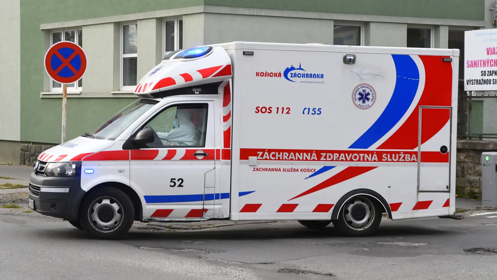 Na snímke vodič v ochrannom odeve šoféruje sanitku von z areálu Fakultnej nemocnice J. A. Reimana v Prešove. Prešov 22. októbra 2021 FOTO TASR – Milan Kapusta
