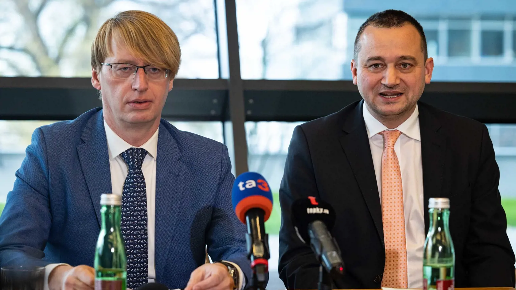 Generálny riaditeľ Dôvery Martin Kultan a partner investičnej skupiny Penta Václav Jirků počas mimoriadneho vyhlásenia zdravotnej poisťovne Dôvera a investičnej skupiny Penta.