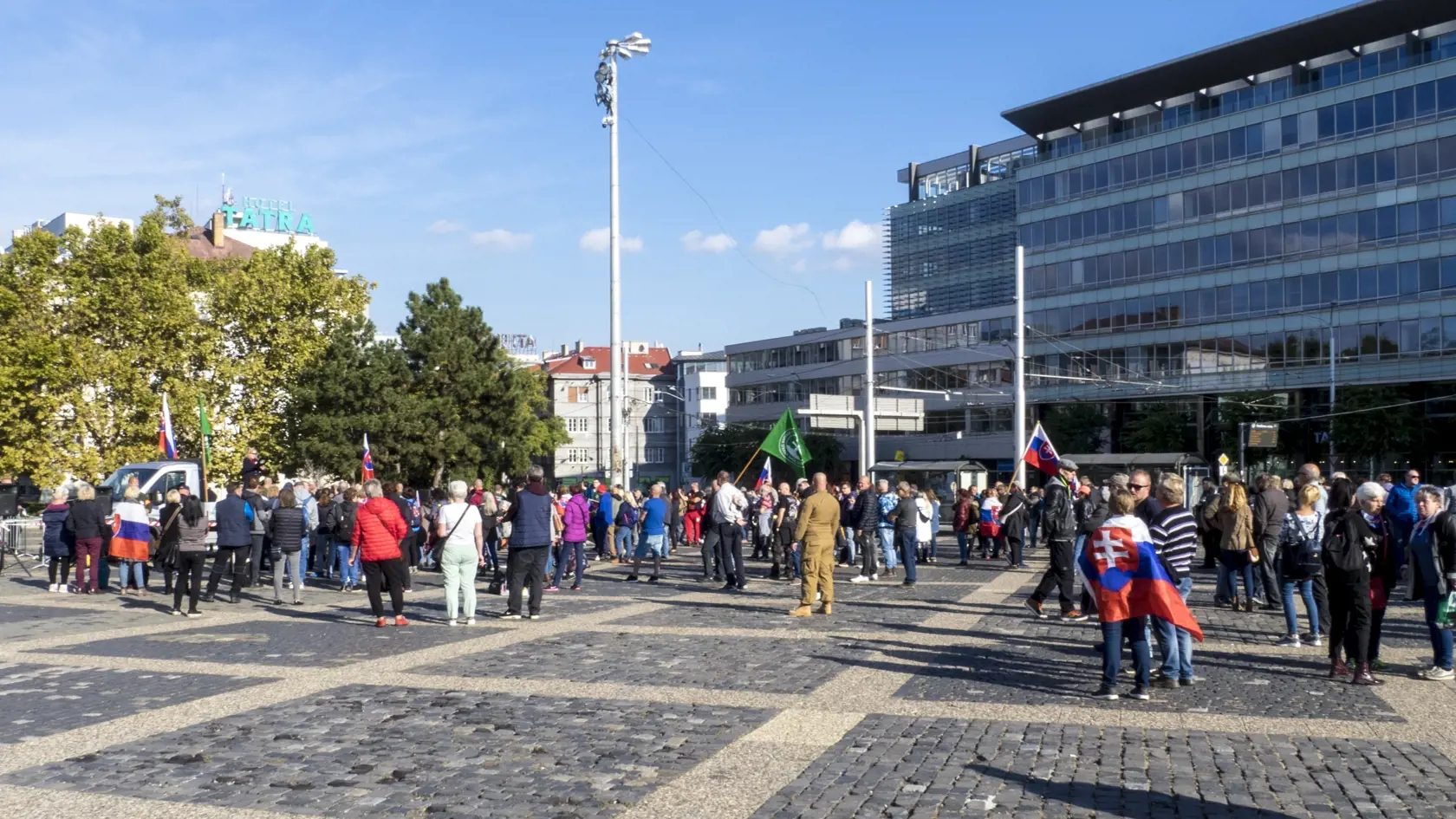 Snímka z protivládneho protestu pred Prezidentským palácom v Bratislave 17. októbra 2021. FOTO TASR - Dano Veselský