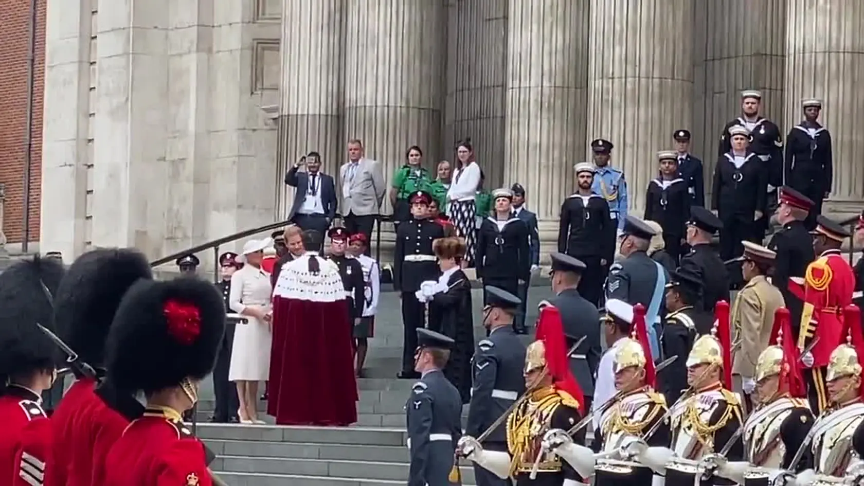 Princ Harry a Meghan Markle nemalu vrúcne privítanie po ich príchode do spojeného kraľovstva