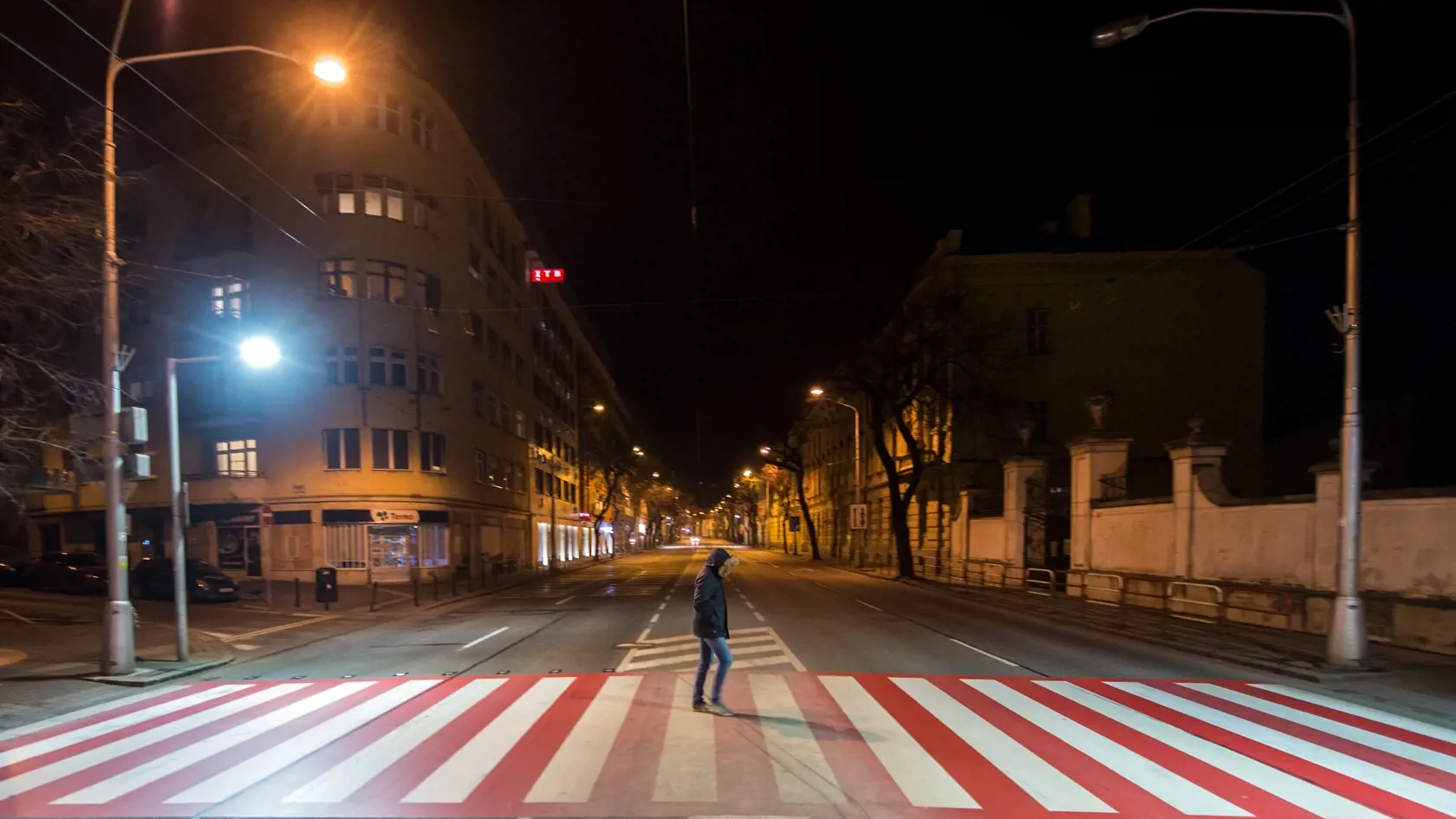 Väčšina prevádzok je v súčasnosti zatvorená, polícia dohliada na dodržiavanie zákazu vychádzania.