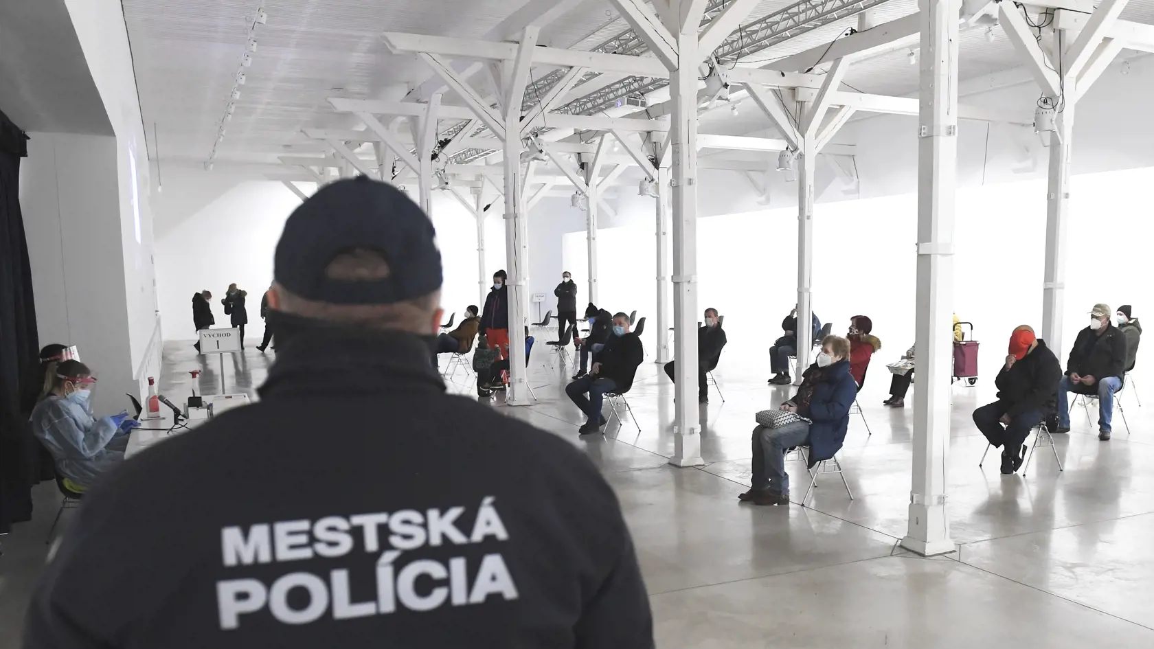 Väčšina prevádzok je v súčasnosti zatvorená, polícia dohliada na dodržiavanie zákazu vychádzania.