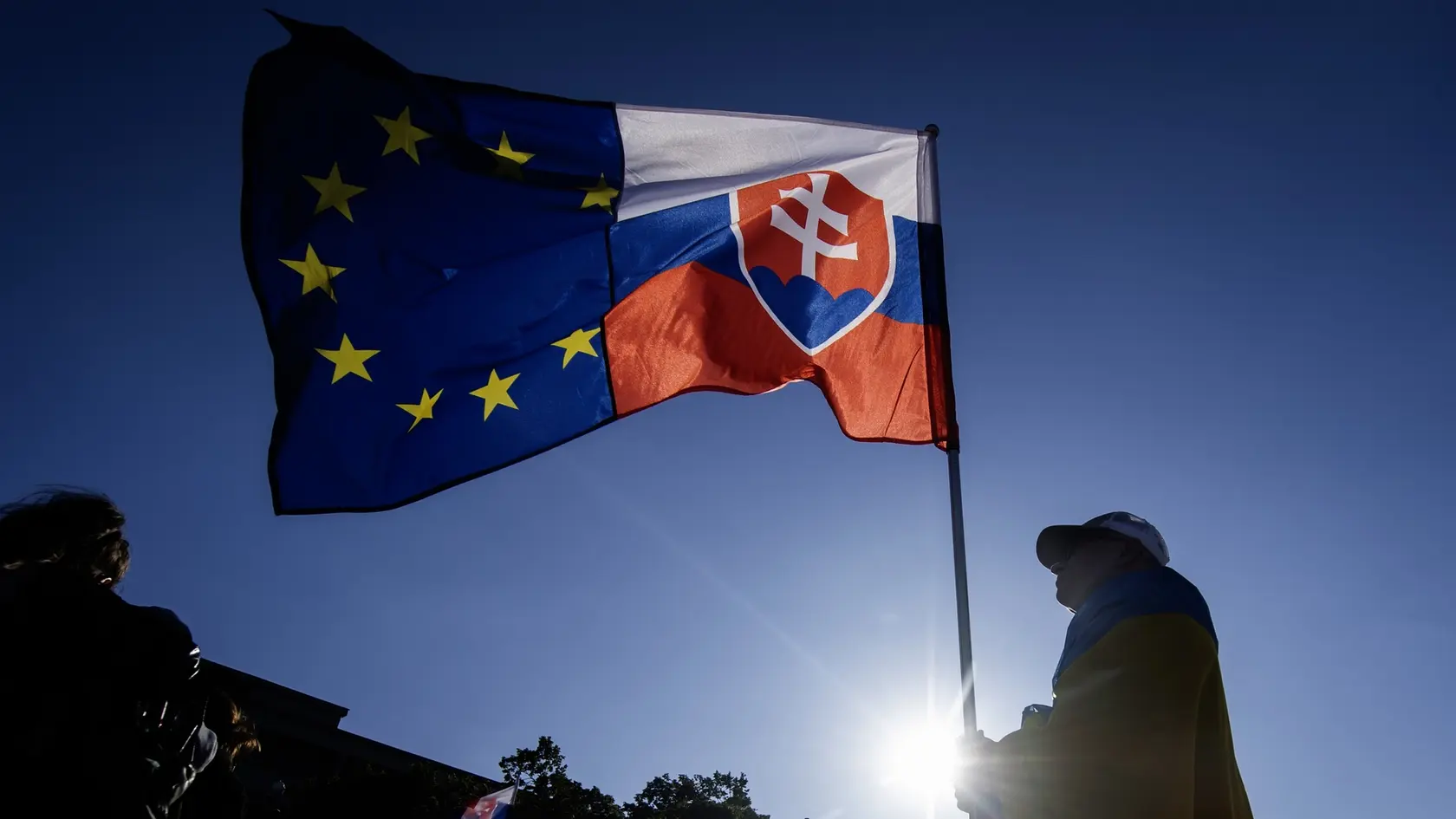 Na snímke umelecký happening na protestnom zhromaždení Slovensko je Európa 9. mája 2025 v Bratislave.