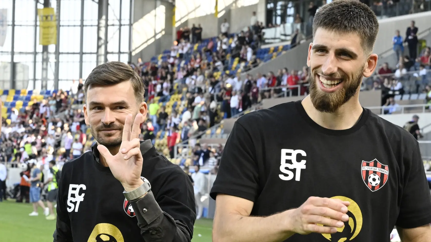 Na snímke vľavo tréner Trnavy Michal Gašparík a stredopoliar Trnavy Adrian Zeljkovič.