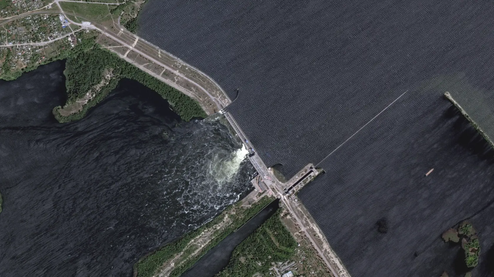 Na satelitnej snímke zverejnenej Maxar Technologies priehrada Nova Kachovka 5. júna 2023 na juhu Ukrajiny.