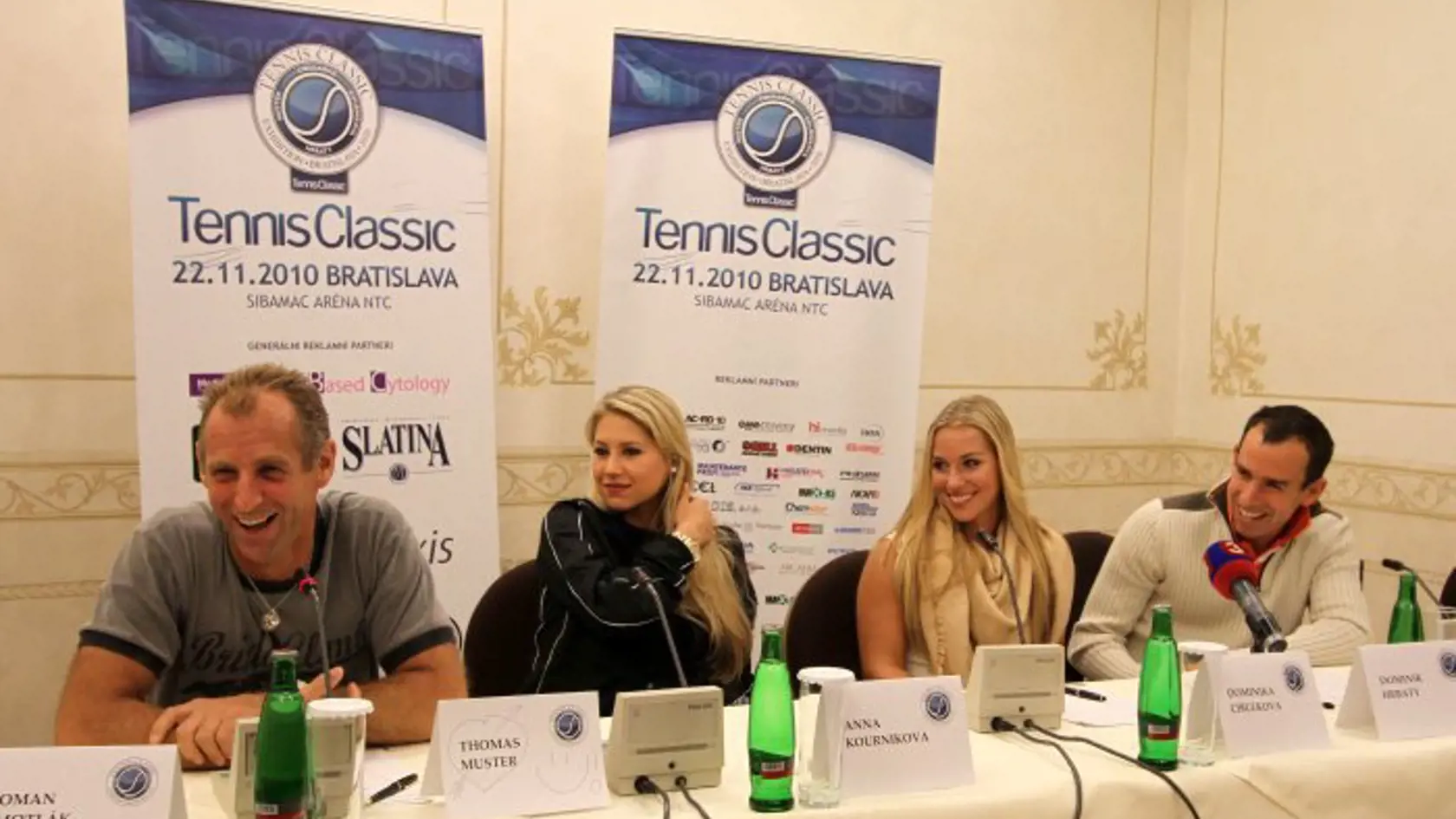Zľava: Bývalý rakúsky profesionálny tenista Thomas Muster, bývalá ruská tenistka Anna Kurnikovová, slovenská tenistka Dominika Cibulková a slovenský tenista Dominik Hrbatý počas tlačovej besedy pred exhibičným podujatím Tennis Classic.