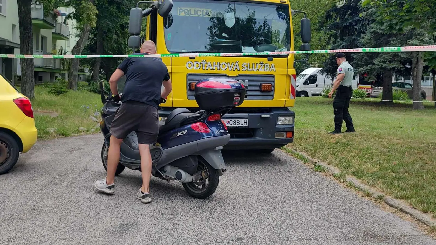 Podľa našich informácií má ísť údajne o študenta školy. Ku škole sa mal dostaviť na skútri, ktorý potom zaparkoval neďaleko budovy.