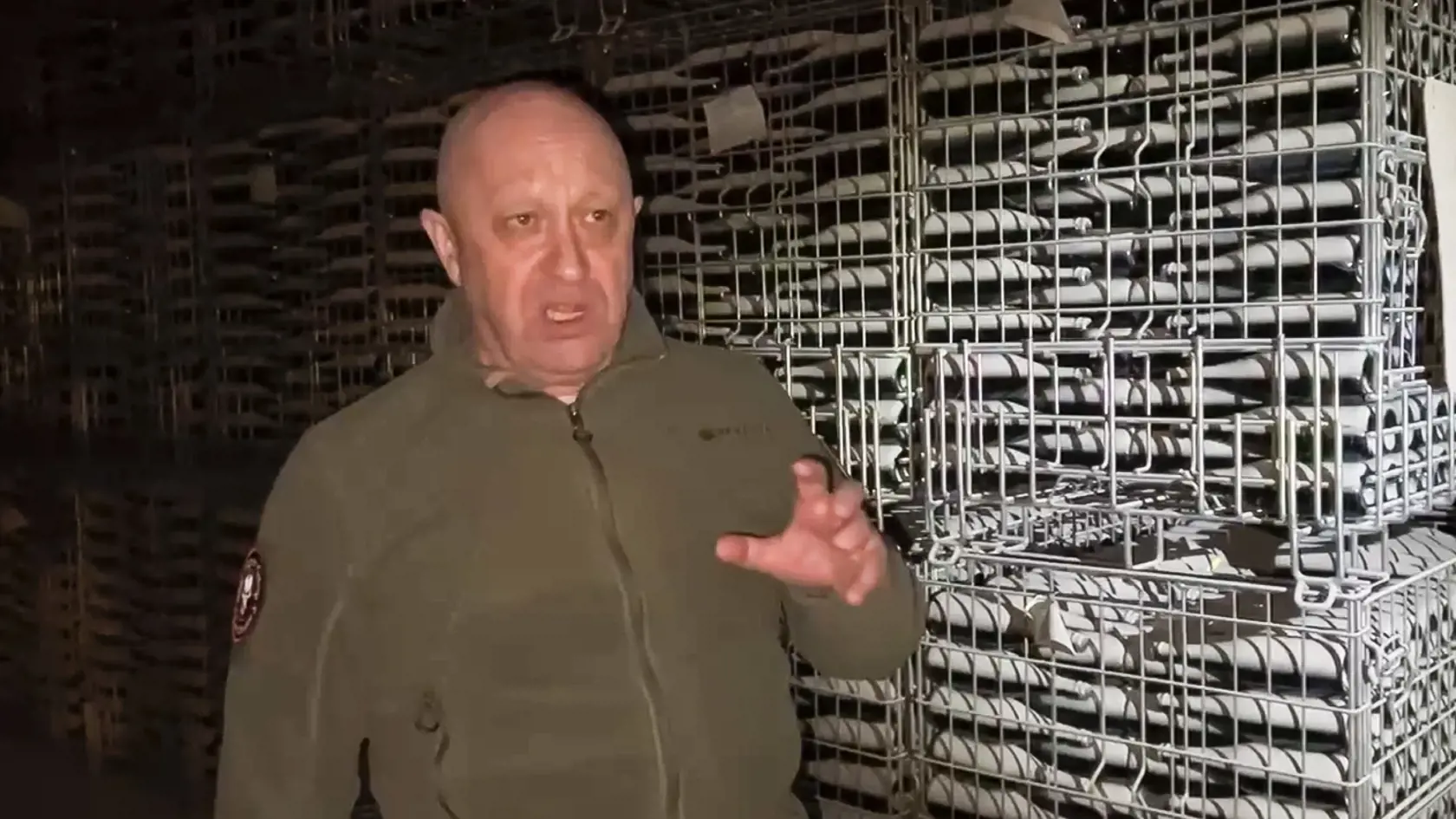 Na videosnímke, ktorú vydali 29. mája 2023 zakladateľ ruskej žoldnierskej Vagnerovej skupiny Jevgenij Prigožin reční v sklade šampanského v ukrajinskom meste Bachmut.