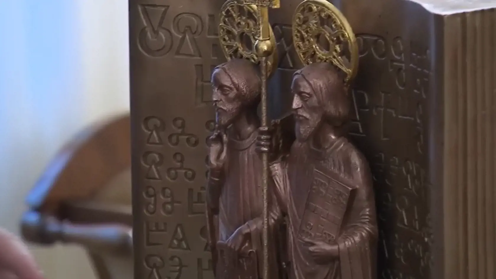 EXKLUZÍVNY DAR: Premiér daroval pápežovi kópiu súsošia sv. Cyrila a Metoda od akademického sochára Mariána Polonského, originál sa nachádza v Bazilike Santa Maria Maggiore, kde boli schválené liturgické texty v jazyku našich predkov.