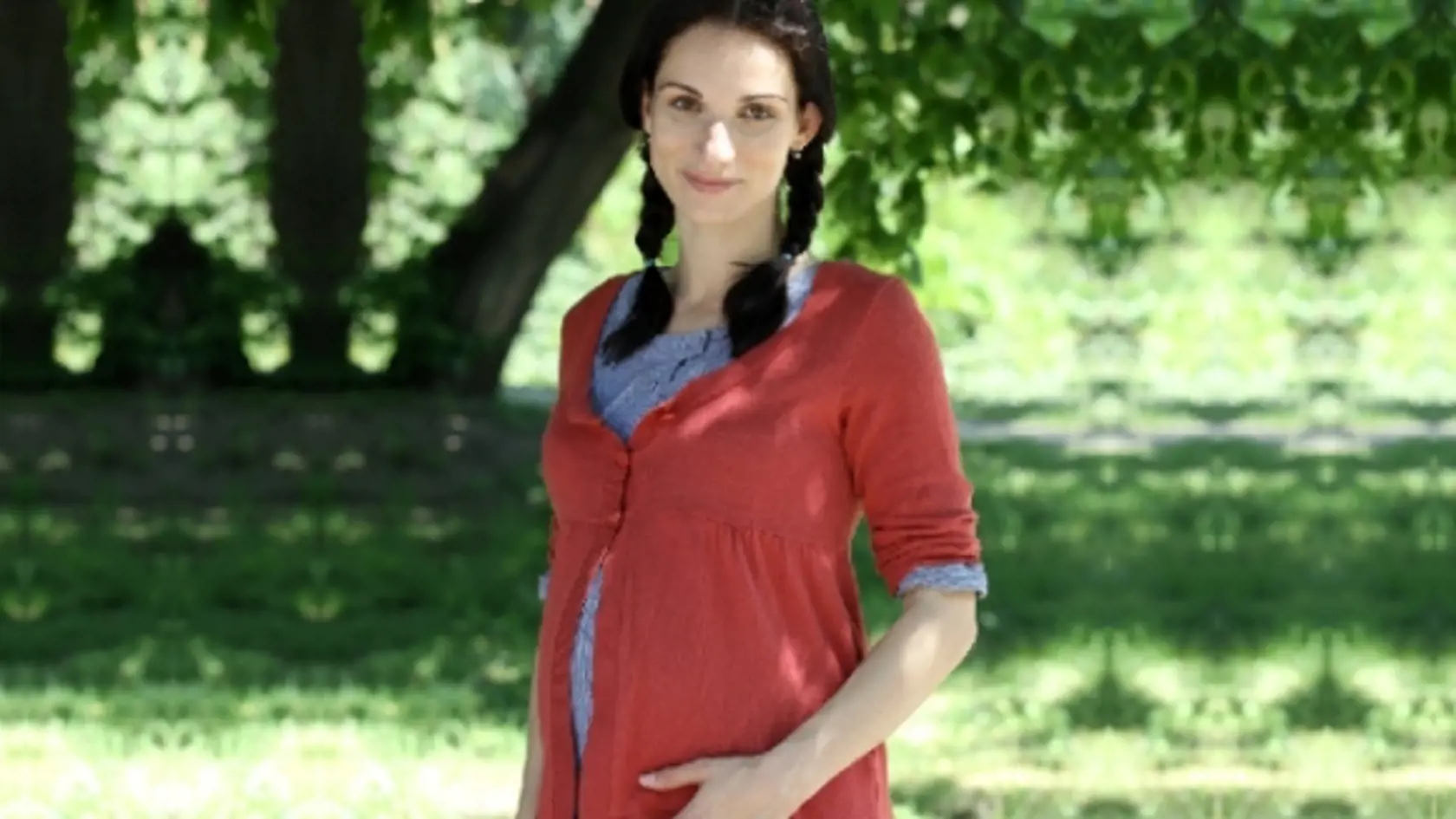 V októbri 2012 bola v seriáli Horúca krv tehotná – ako postava, no aj v skutočnosti. Rovno z pľacu ju odviezli do nemocnice, kde sa bohužiaľ potvrdilo, že potratila.

