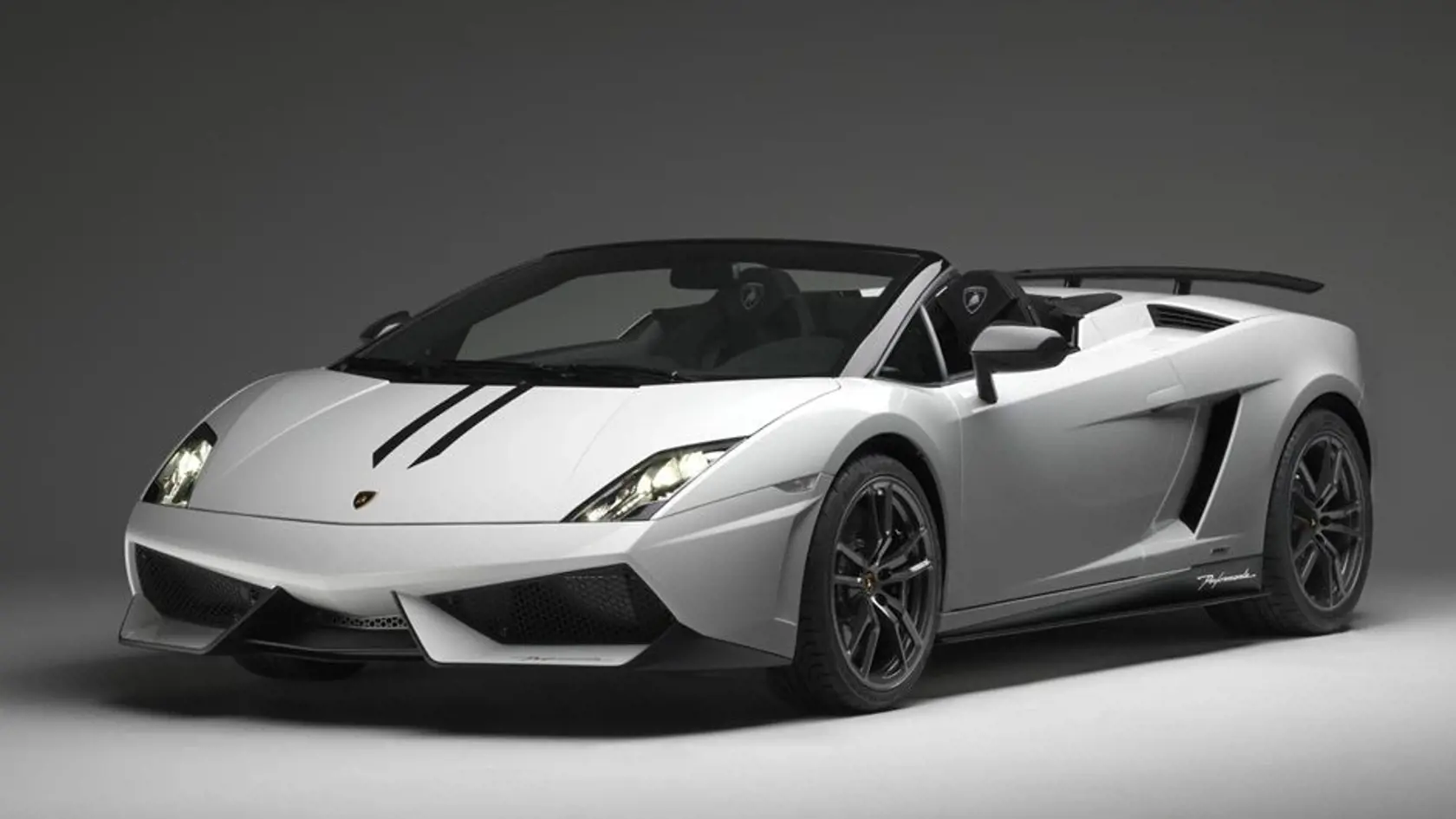 Niekoľko mesiacov po debute ostrého kupé predstavilo Lamborghini aj jeho otvorenú verziu, ktorá niesla označenie LP 570-4 Spyder Performante. Charakteristickým prvkom sa okrem označenia na prahoch stala dvojica centrálne umiestnených pásov.