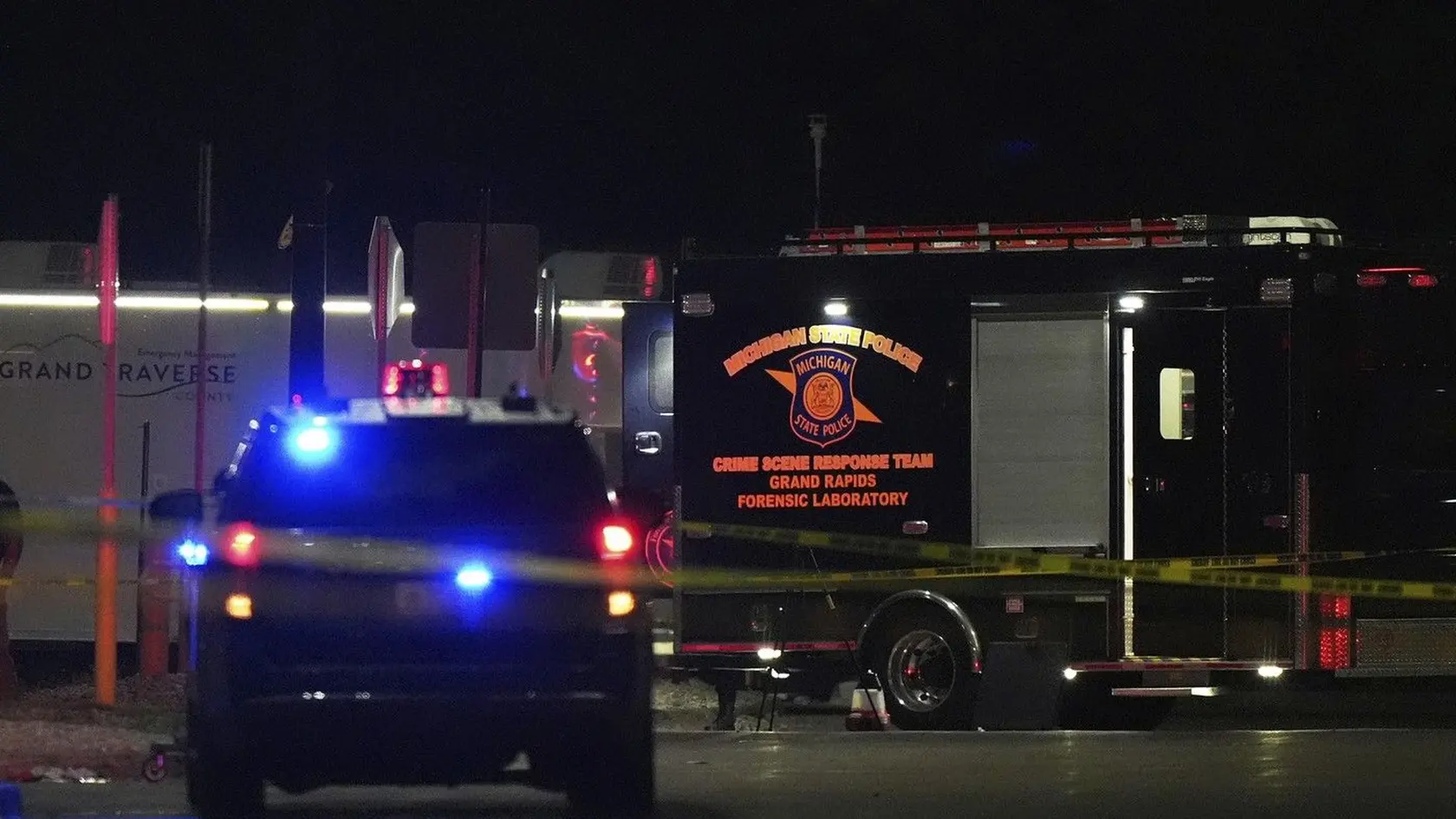 Viacero ľudí utrpelo zranenie po útoku nožom v obchodnom dome Walmart v Traverse City v americkom štáte Michigan. Podozrivého následne zadržala polícia. 