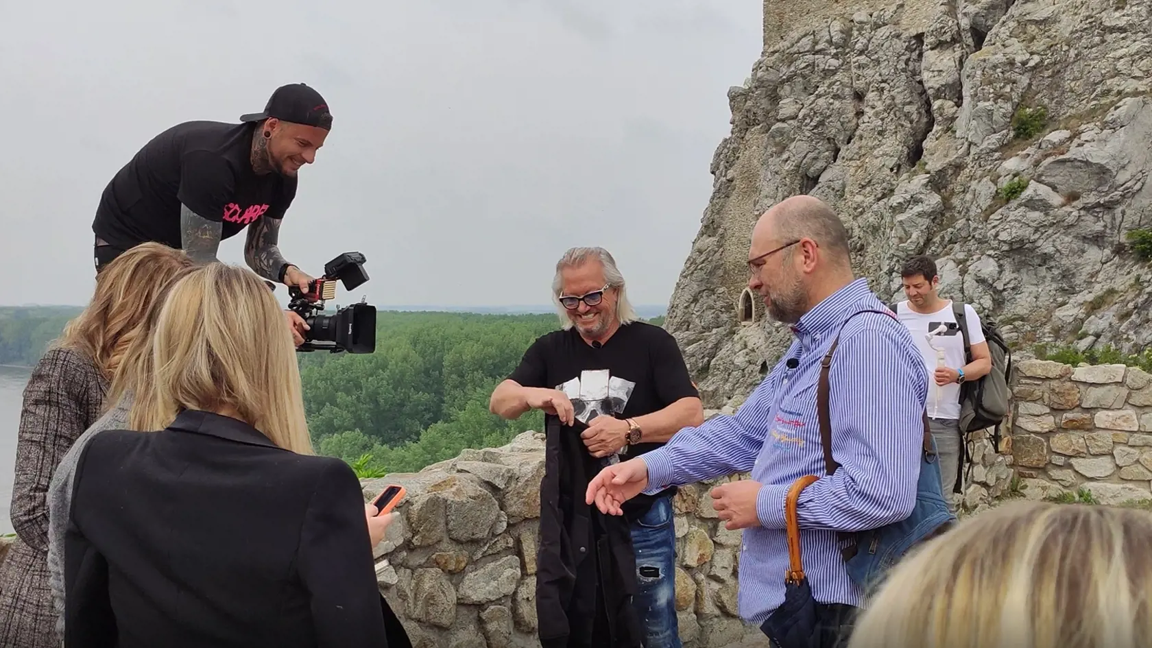 Robert sa zľakol, že si ruku zašpinil od vtáčieho trusu, no R. Sulík ho upokojoval, že zrejme ide len o nános z kameňa.