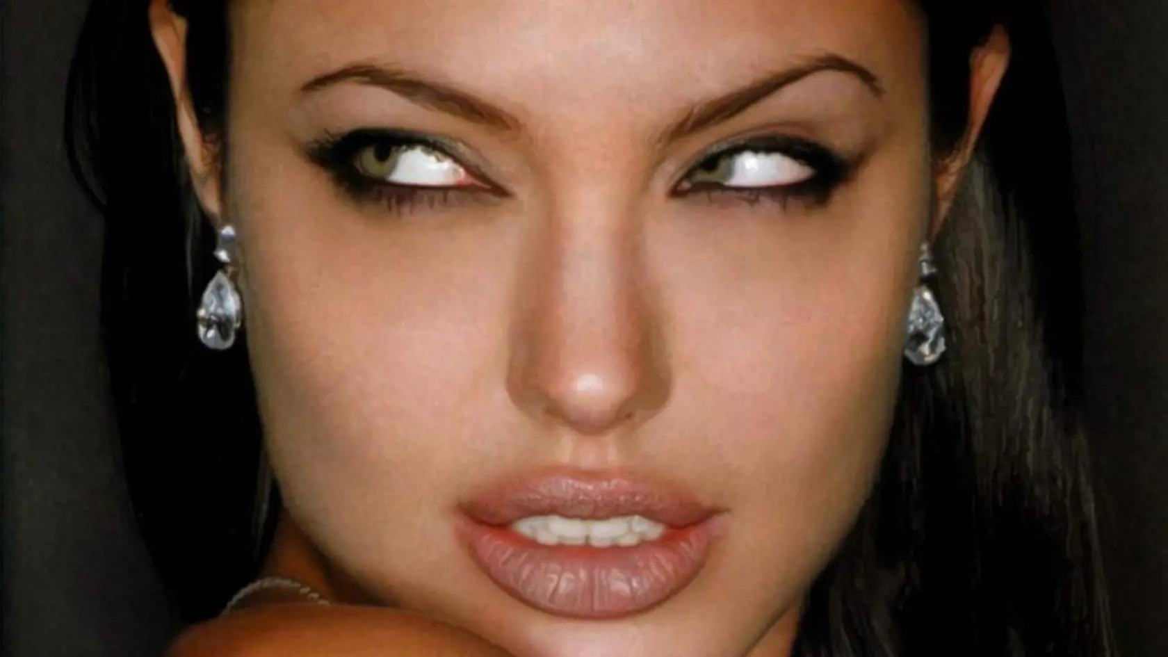 Pozrite ten pohľad, sexi a nebezpečná Angelina a nemusíme ani vidieť jej prsia. 