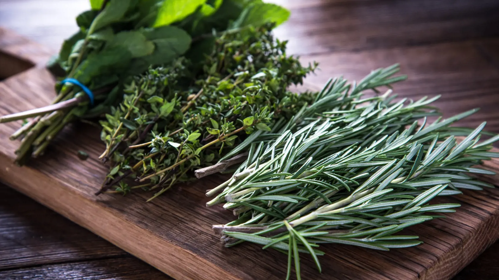 Bunch,Of,Garden,Fresh,Herbs,On,Wooden,Board,From,Above